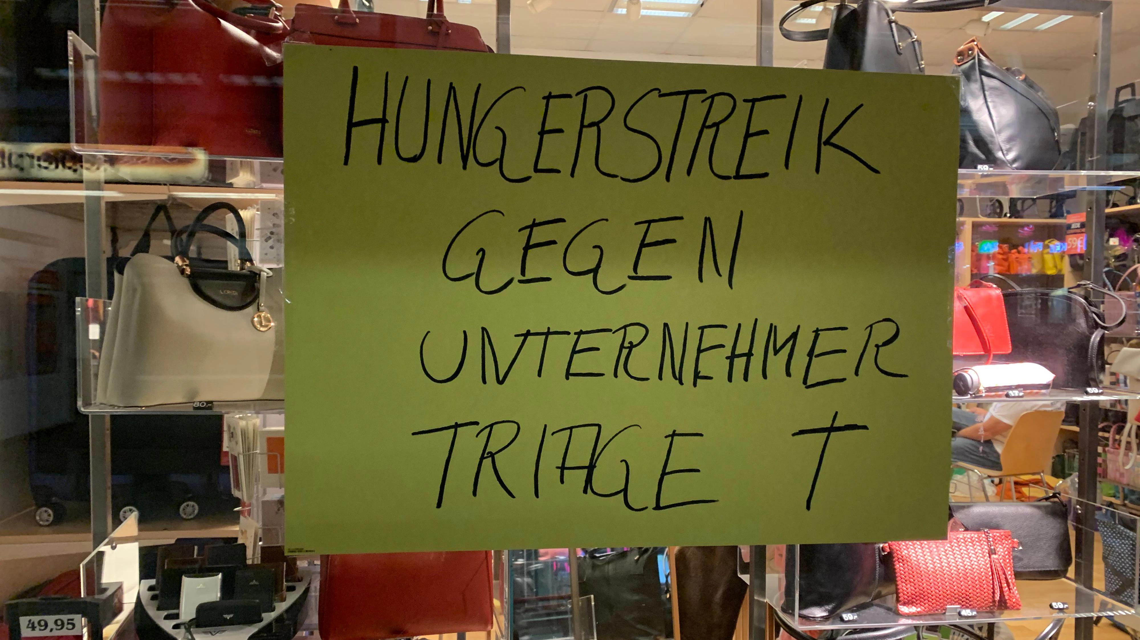 Der Inhaber eines Lederwarengeschäfts protestierte gegen die Regierung