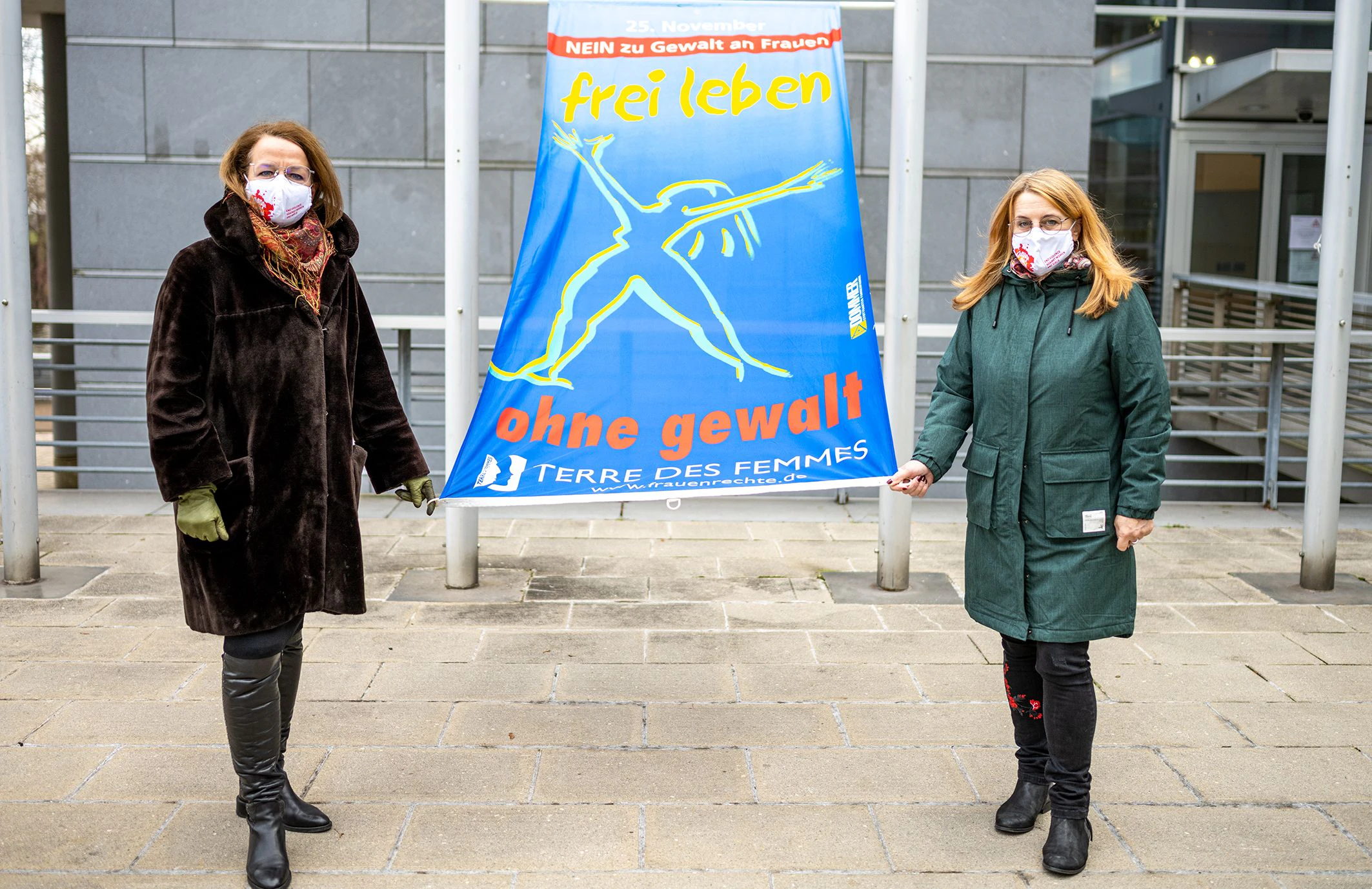 Die beiden Landesrätinnen Christiane Teschl-Hofmeister und Ulrike Königsberger-Ludwig hissen die „Gewalt frei leben“-Fahne vor dem Landhaus in St. Pölten.