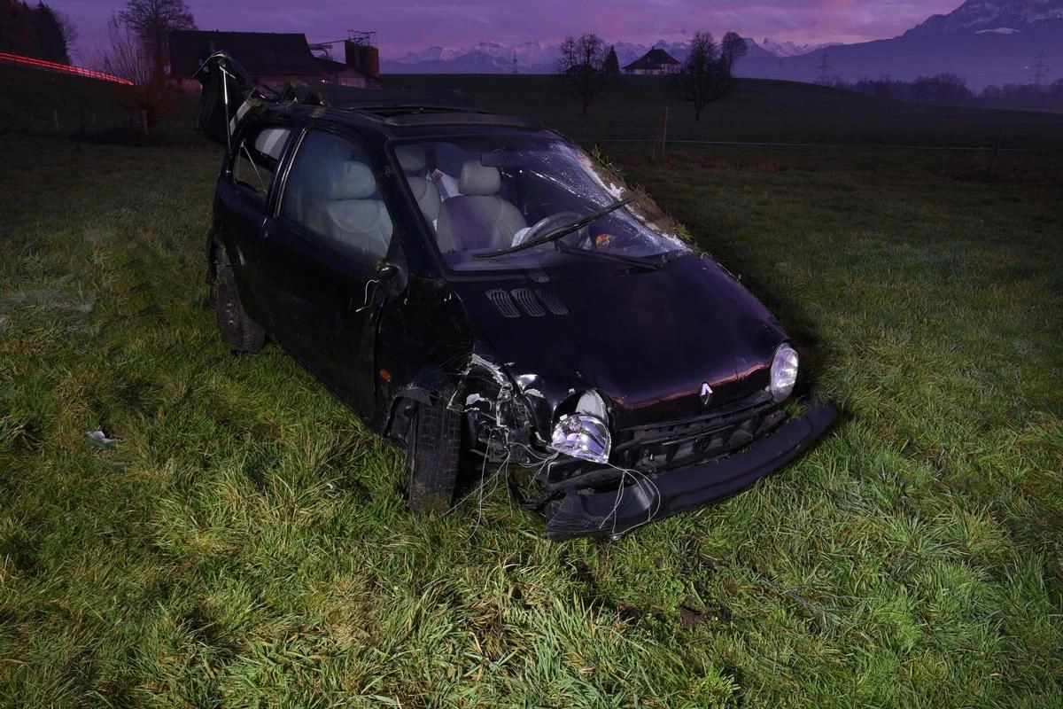 Das Auto wurde komplett geschrottet.