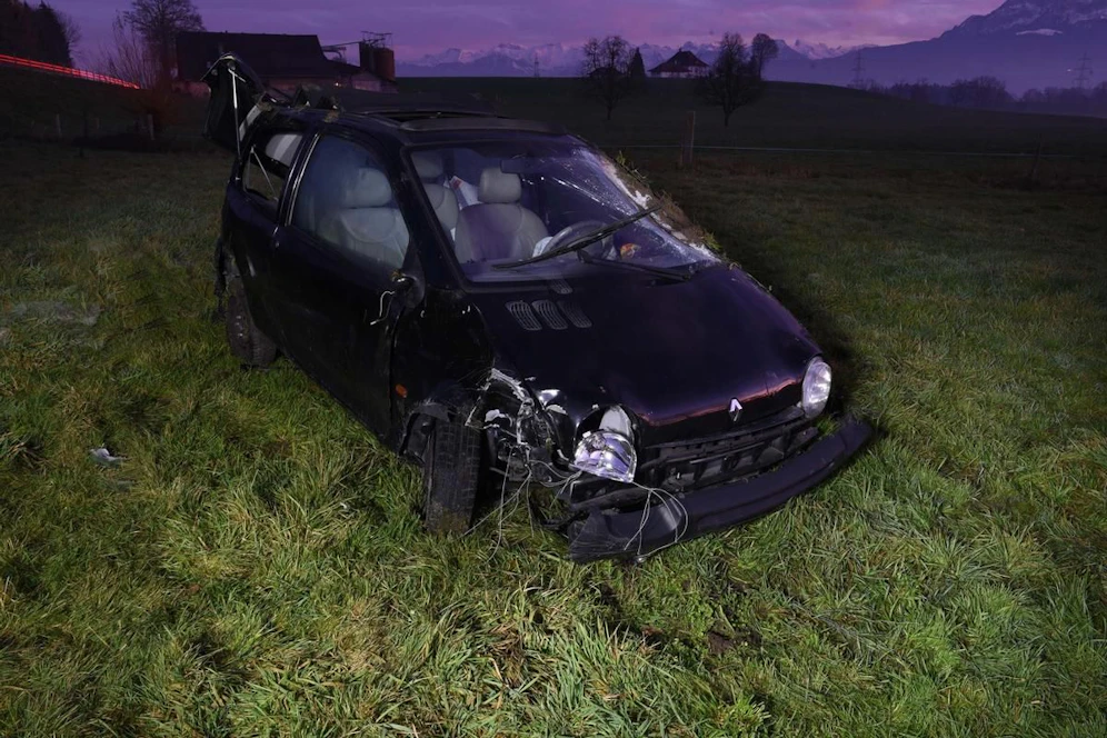 Das Auto wurde komplett geschrottet.