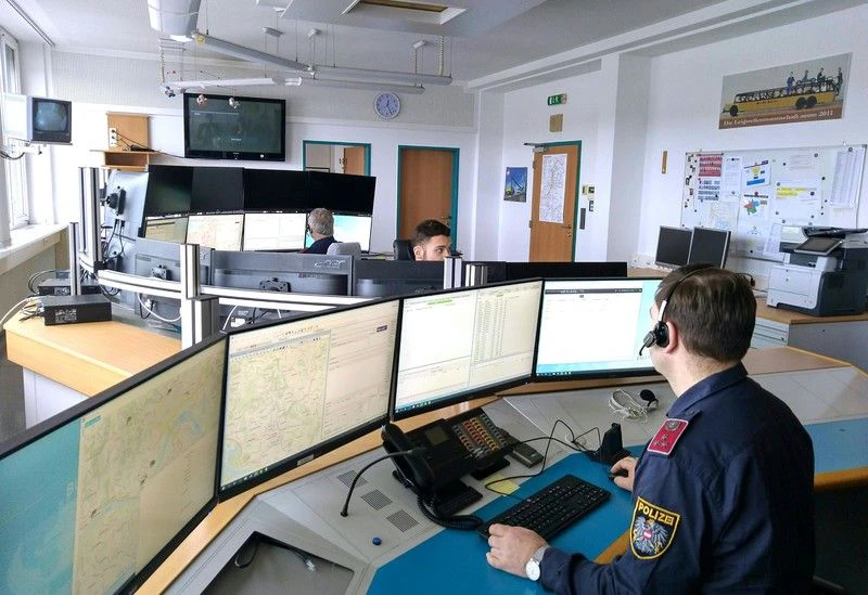 In der Landesleitstelle der Polizei OÖ sind 45 Mitarbeiter an Corona erkrankt. Anrufe werden ab Montagmittag erstmals zu den Kollegen nach Graz umgeleitet.