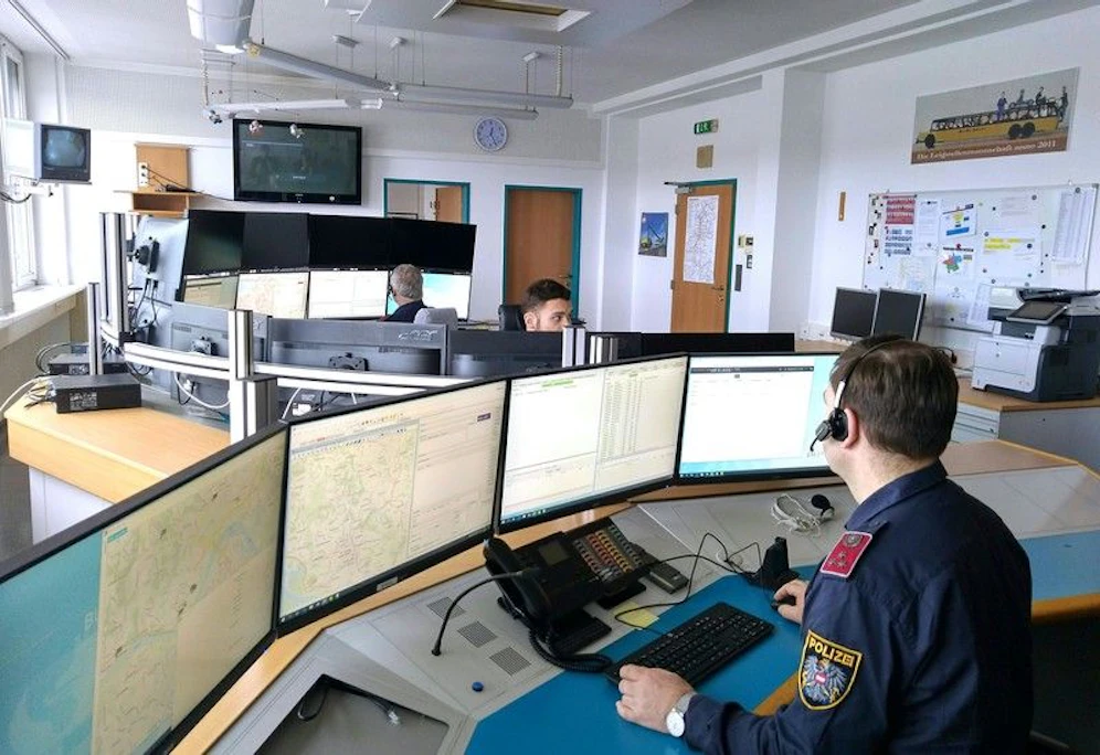 In der Landesleitstelle der Polizei OÖ sind 45 Mitarbeiter an Corona erkrankt. Anrufe werden ab Montagmittag erstmals zu den Kollegen nach Graz umgeleitet.