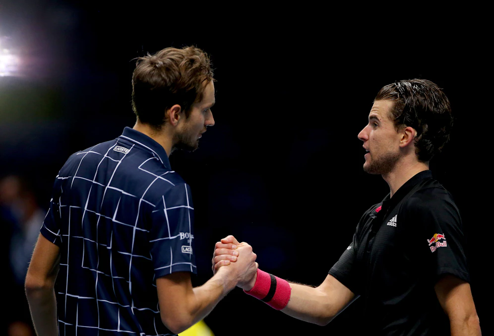Thiem beim Handshake mit Medwedew nach dem Finale in London