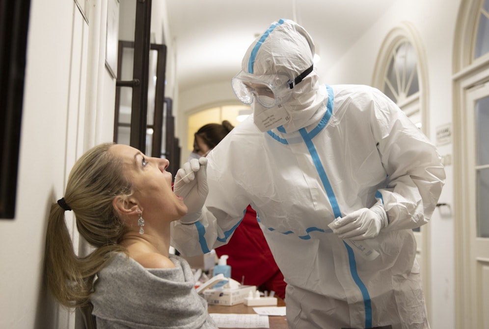 Eine Frau beim Corona-Test (Symbolbild)