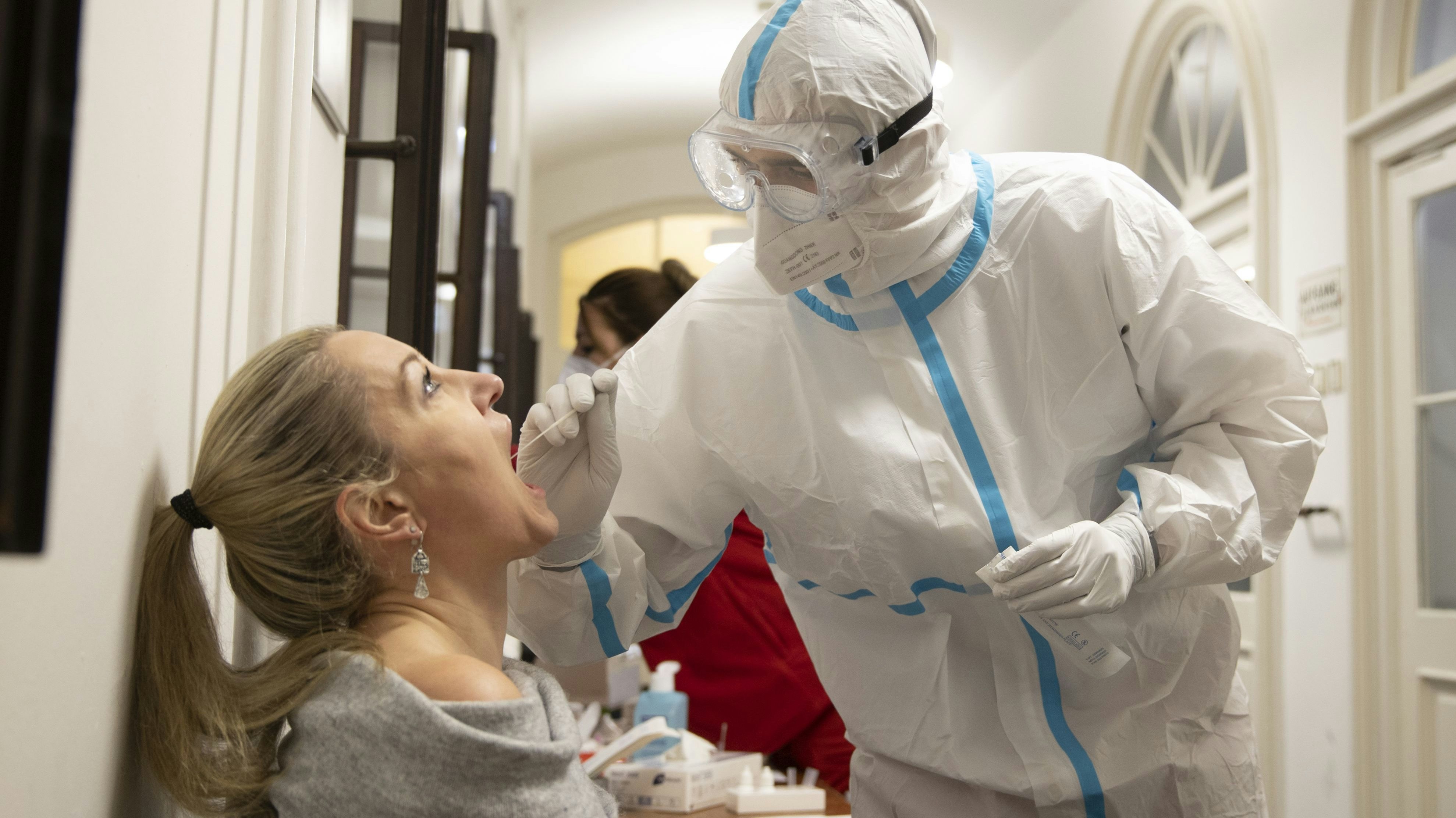 Eine Frau beim Corona-Test (Symbolbild)