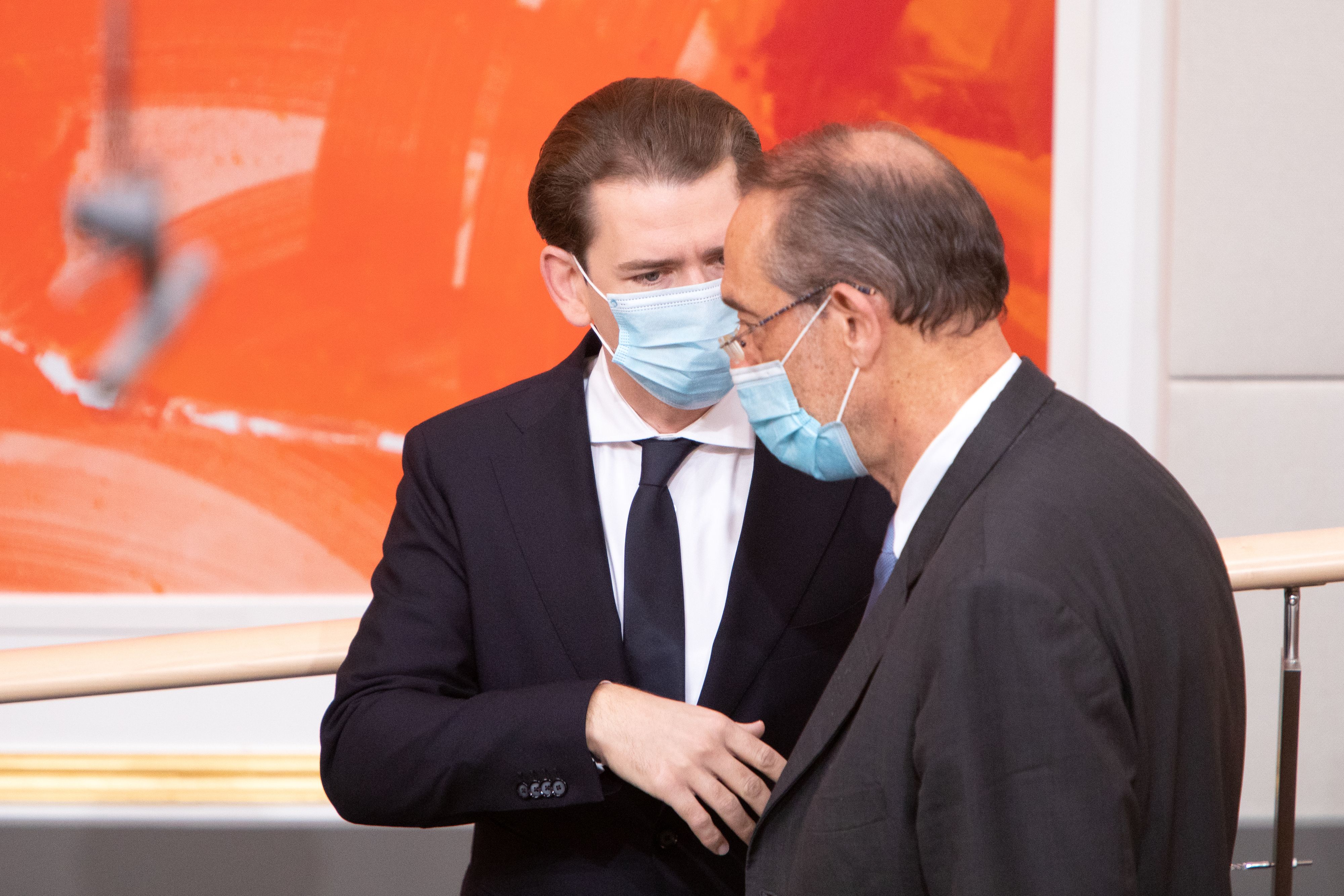 Bundeskanzler Sebastian Kurz (l.) mit Bildungsminister Heinz Faßmann im Ausweichquartier des Parlament