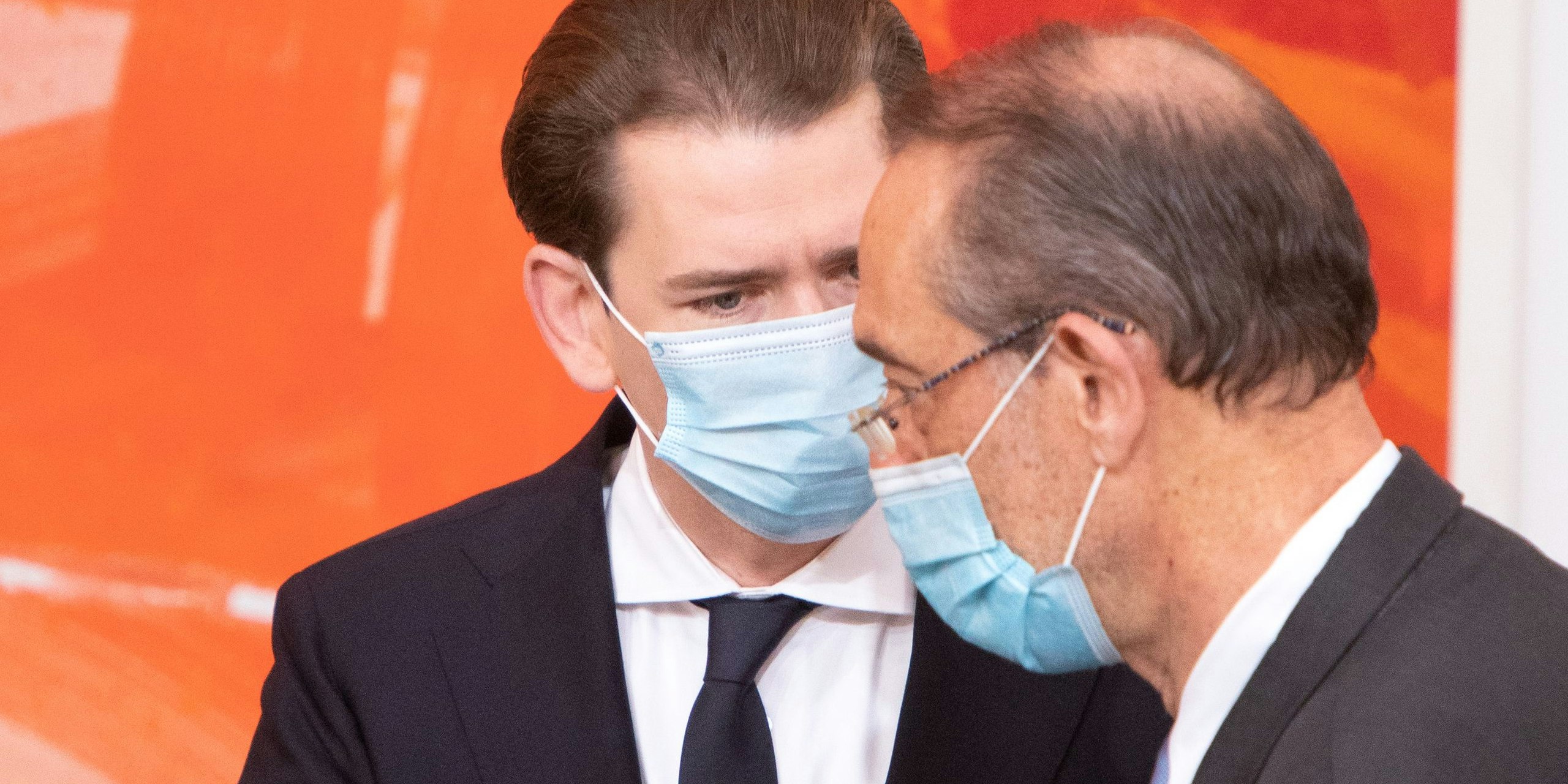 Bundeskanzler Sebastian Kurz (l.) mit Bildungsminister Heinz Faßmann im Ausweichquartier des Parlament