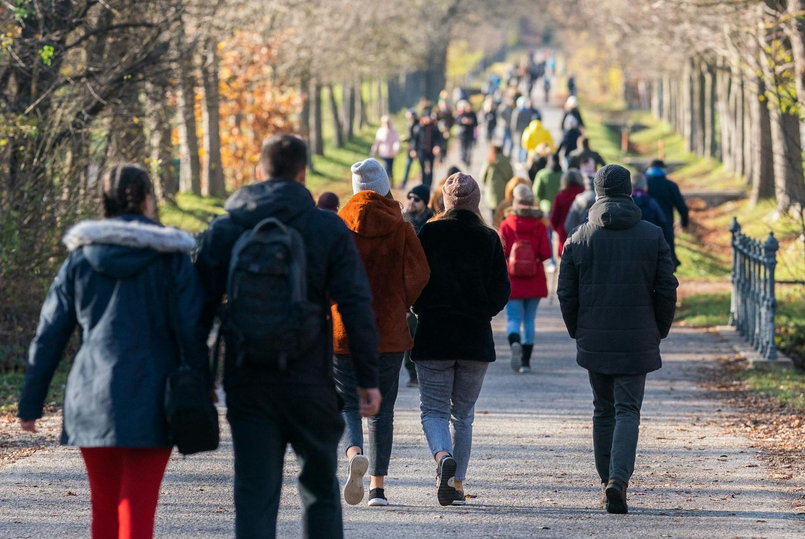  Zahlreiche Menschen spazieren an einem schönen Herbstag im Lainzer Tiergarten, aufgenommen während des 2. Lockdowns am Samstag. 
