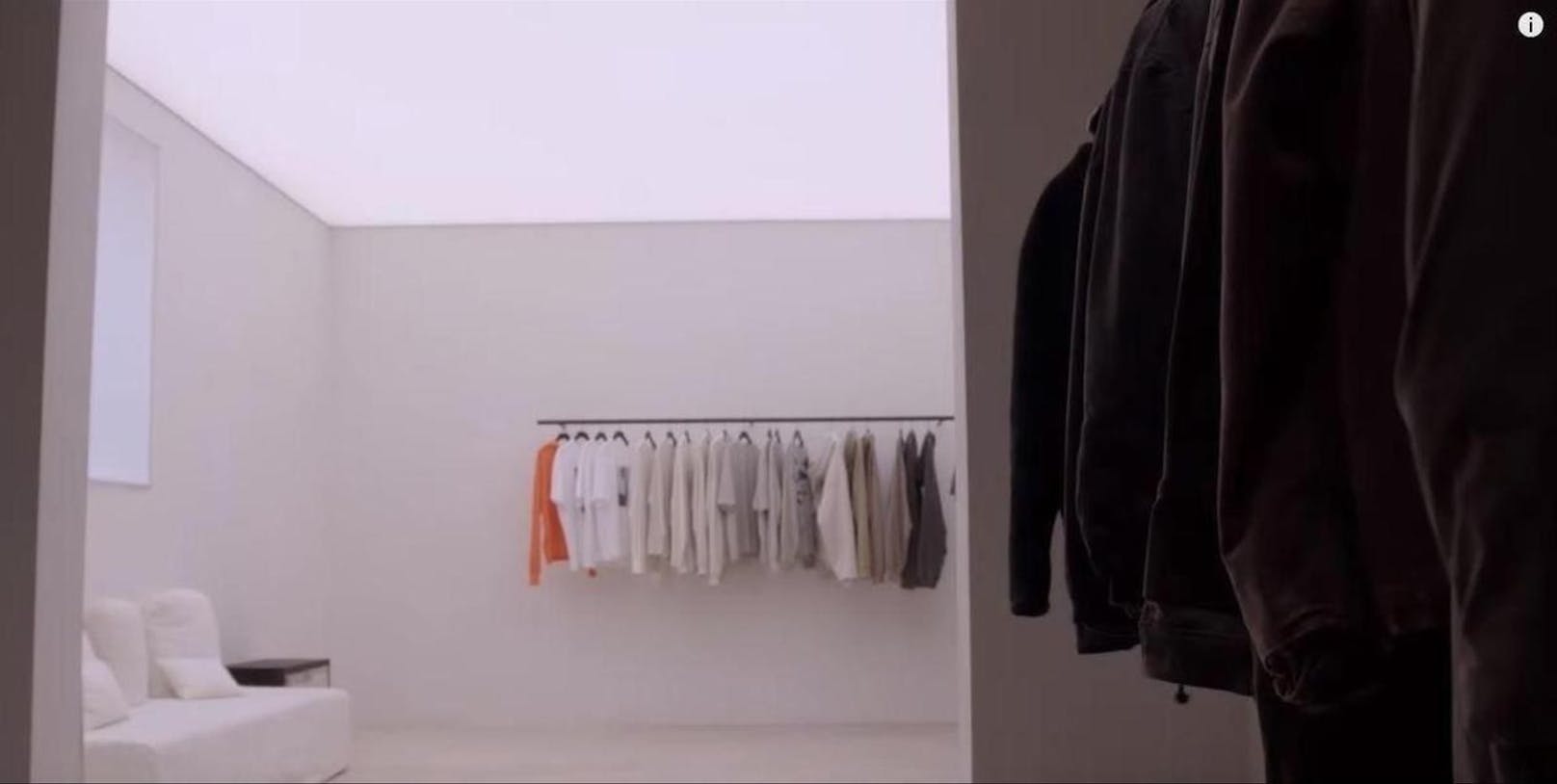 Extrem wird es im Ankleidezimmer von Kanye. Der Raum könnte genauso gut als Showroom seines Labels Yeezy durchgehen.