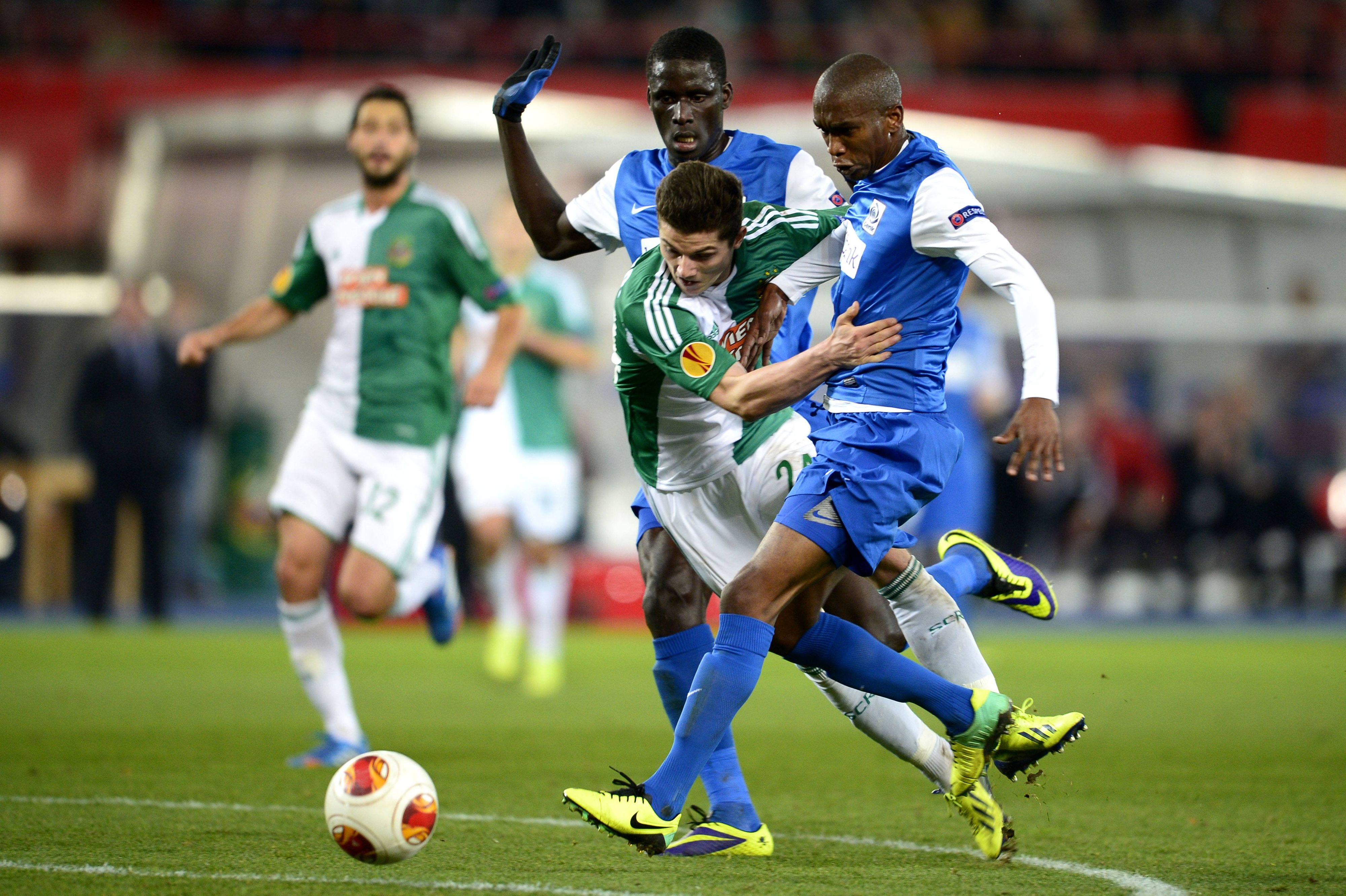 Anele Ngcongca (r.) 2013 im Duell mit Rapids Marcel Sabitzer.