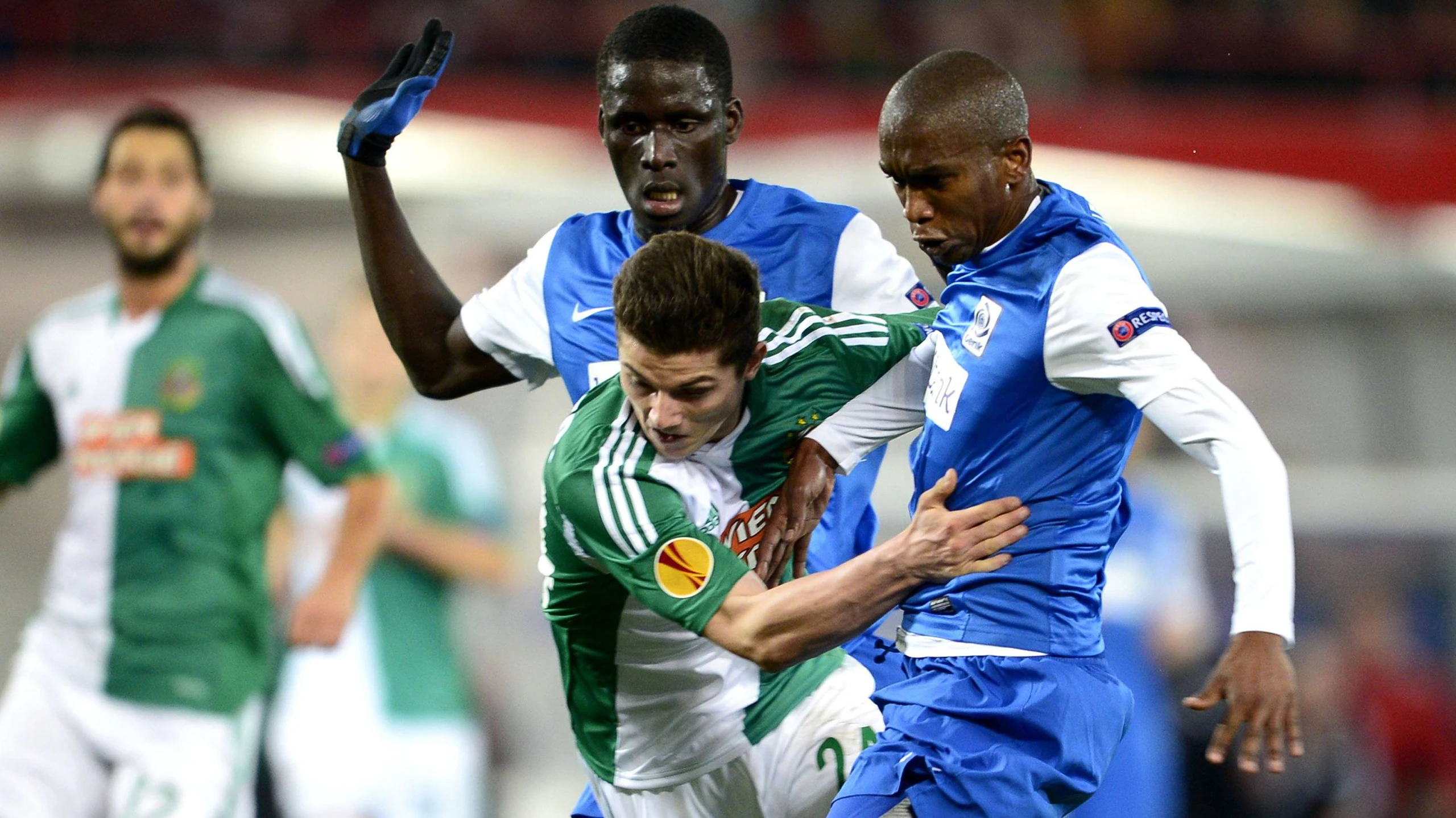 Anele Ngcongca (r.) 2013 im Duell mit Rapids Marcel Sabitzer.