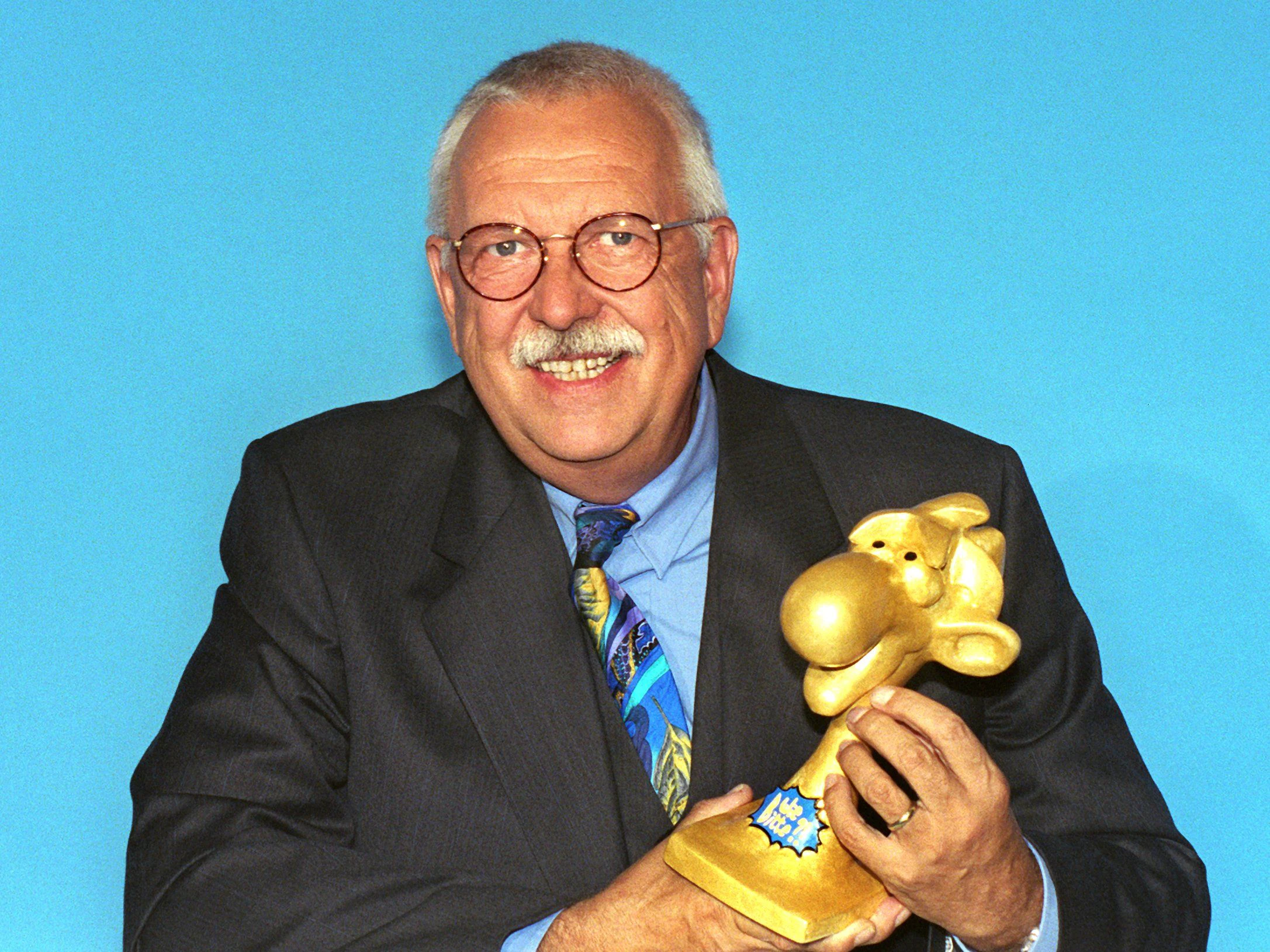 Geert Müller mit dem "Pannemann" - Ein Award, der für das haarsträubendste und schlampigste Unternehmen verliehen wird.