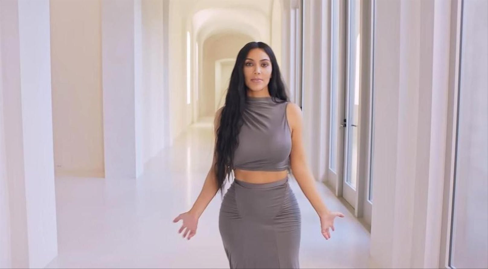 Kim Kardashian und Kanye West hatten lange eine eiserne Regel: Das gemeinsame Zuhause darf nicht auf Social Media gezeigt werden. Doch dann brach erst Kanye die Abmachung, als er ein Bild des Hausflurs twitterte, daraufhin lud Kim die "Vogue" zur Hausführung ein.