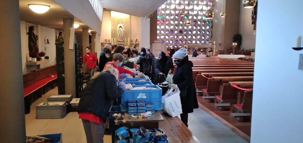 Helfer haben alle Hände voll zu tun.