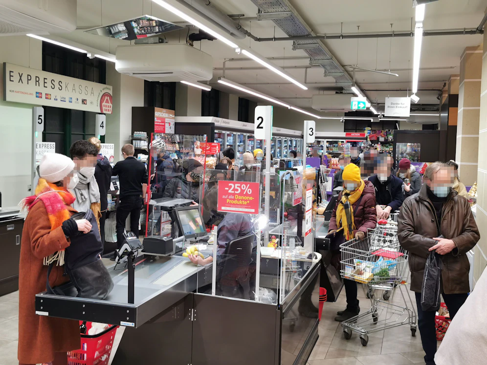 Noch am Abend stürmten die Wiener in den Supermarkt.