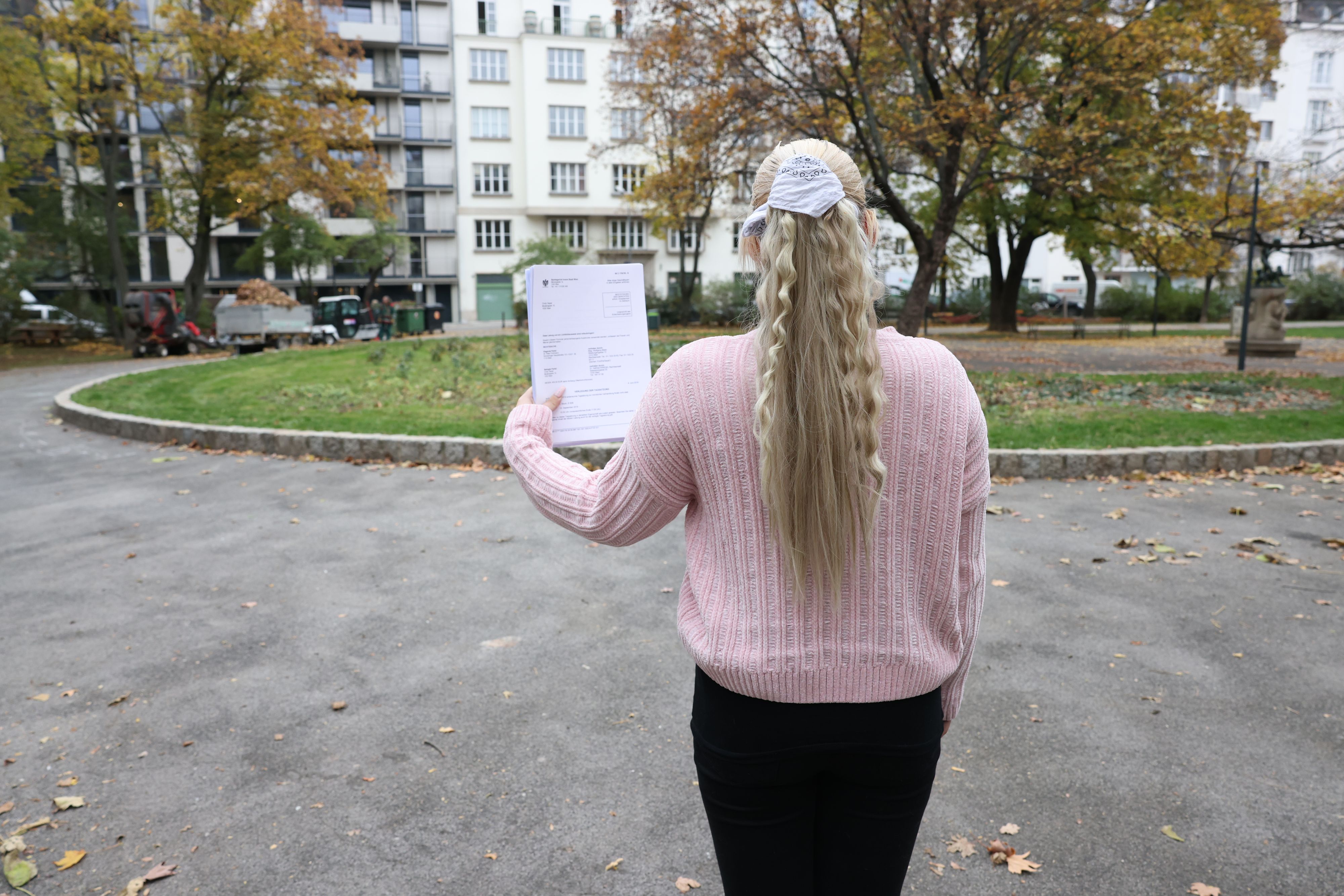 Jessica R. (Name geändert) mit dem Gerichtsurteil.