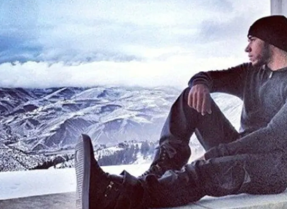 Lewis Hamilton blickt verträumt ins Tal.