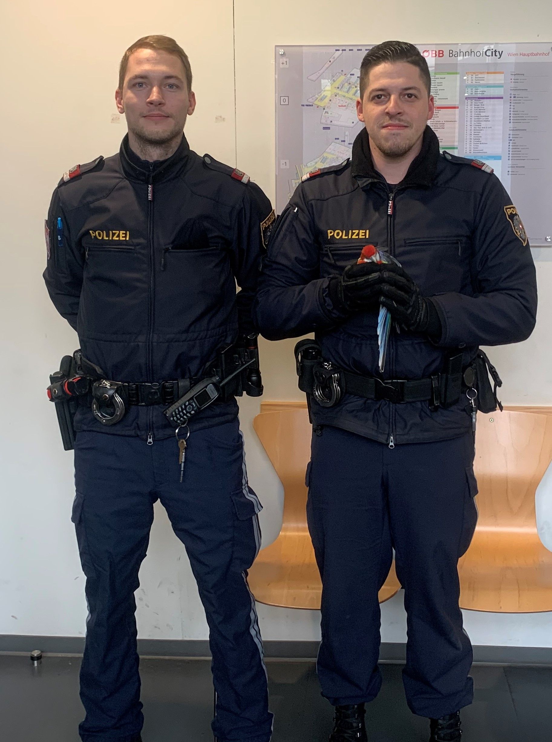 v.l.n.r. Inspektor Matthias G., Revierinspektor Patrick M. retteten den erschöpften Vogel