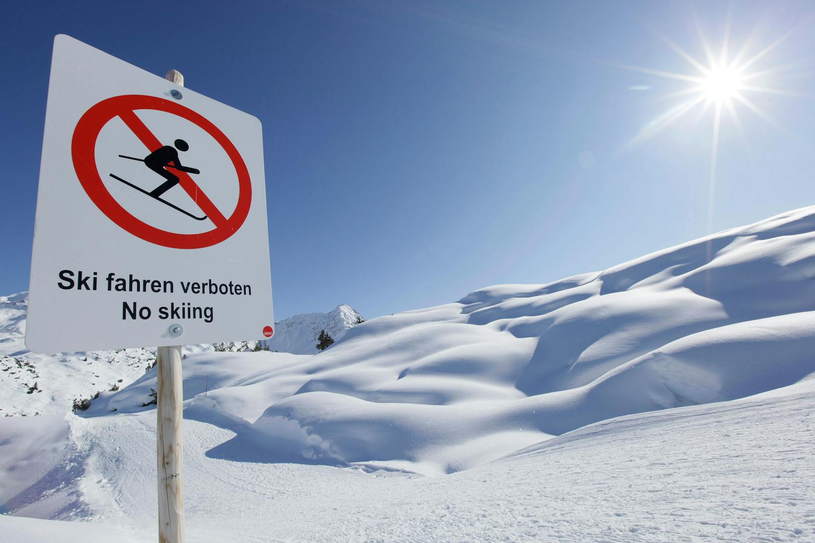 Skifahren Schifahren verboten - derzeit aber in einigen Gebieten wegen des Sturms gar nicht möglich.