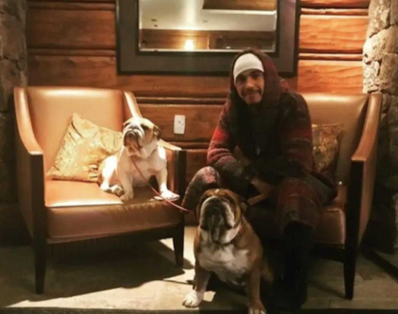 Lewis Hamilton und seine Hunde in der Colorado-Villa.