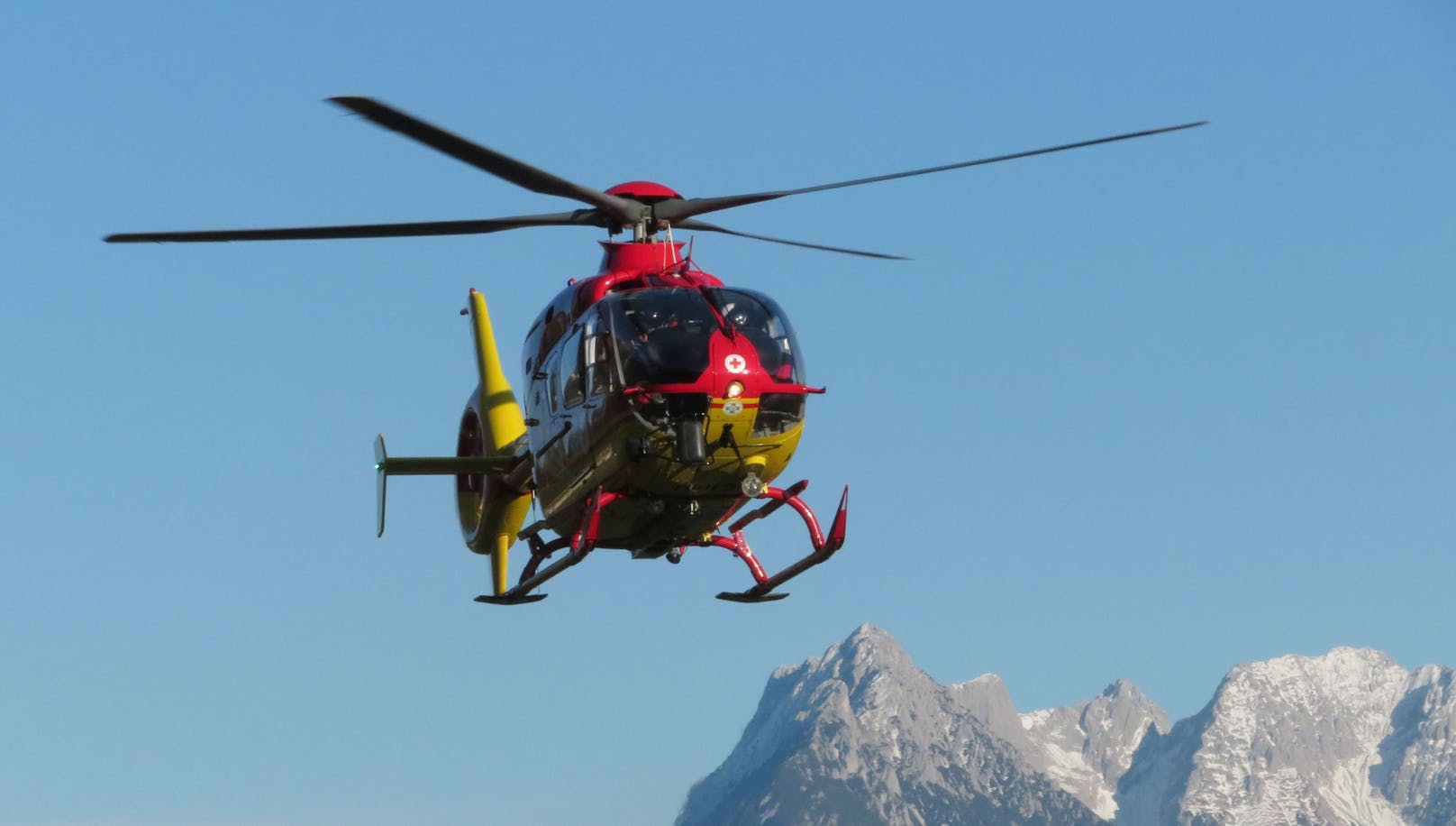 Der Dreijährige war bei Bewusstsein, wurde vom Hubschrauber mittels Tau geborgen und mit schweren Verletzungen in die Klinik Innsbruck verbracht.