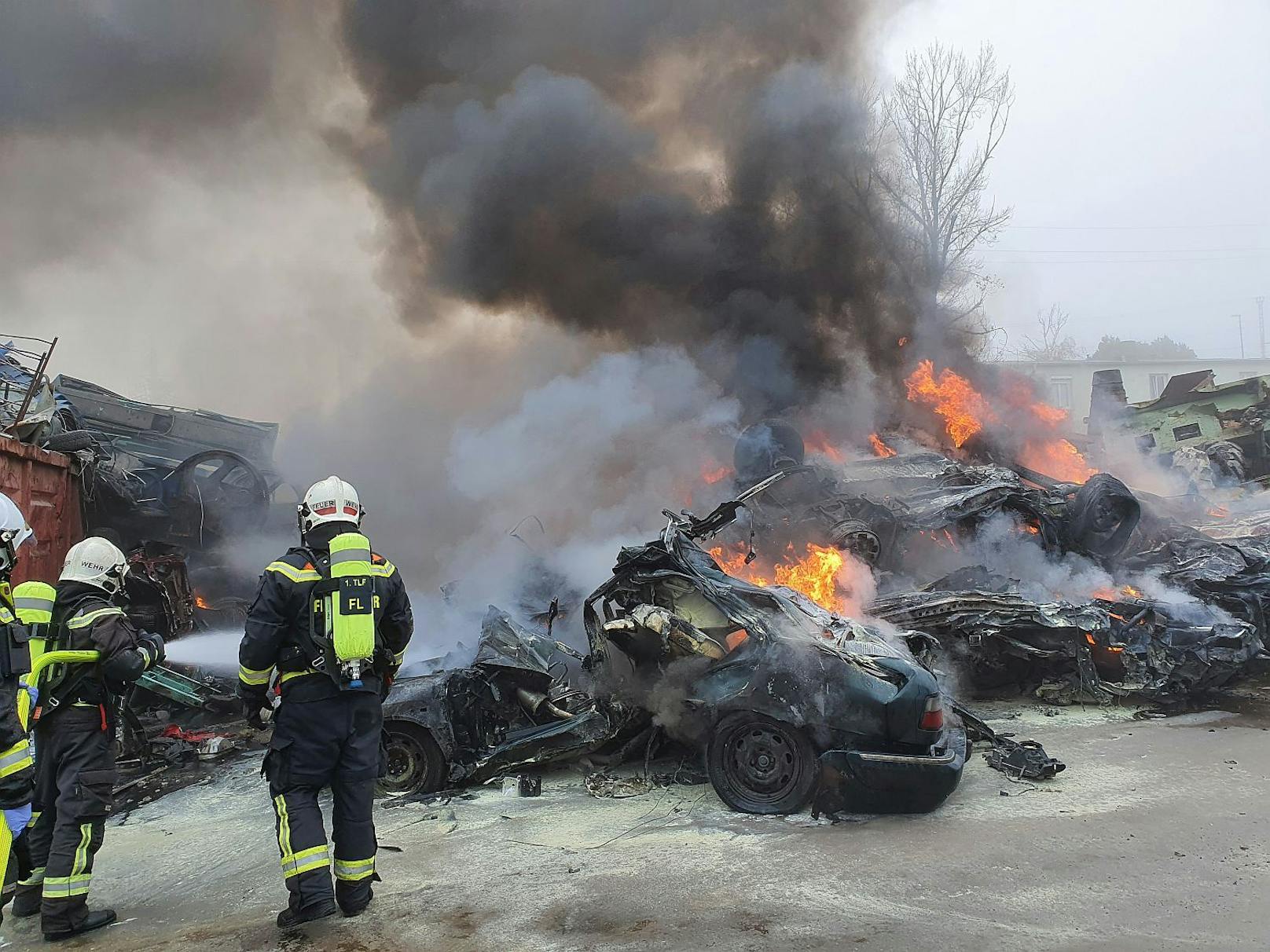 Mehrere Autowracks und alte Gummi-Antriebsketten gerieten auf einem Schrottplatz in Wien in Brand.