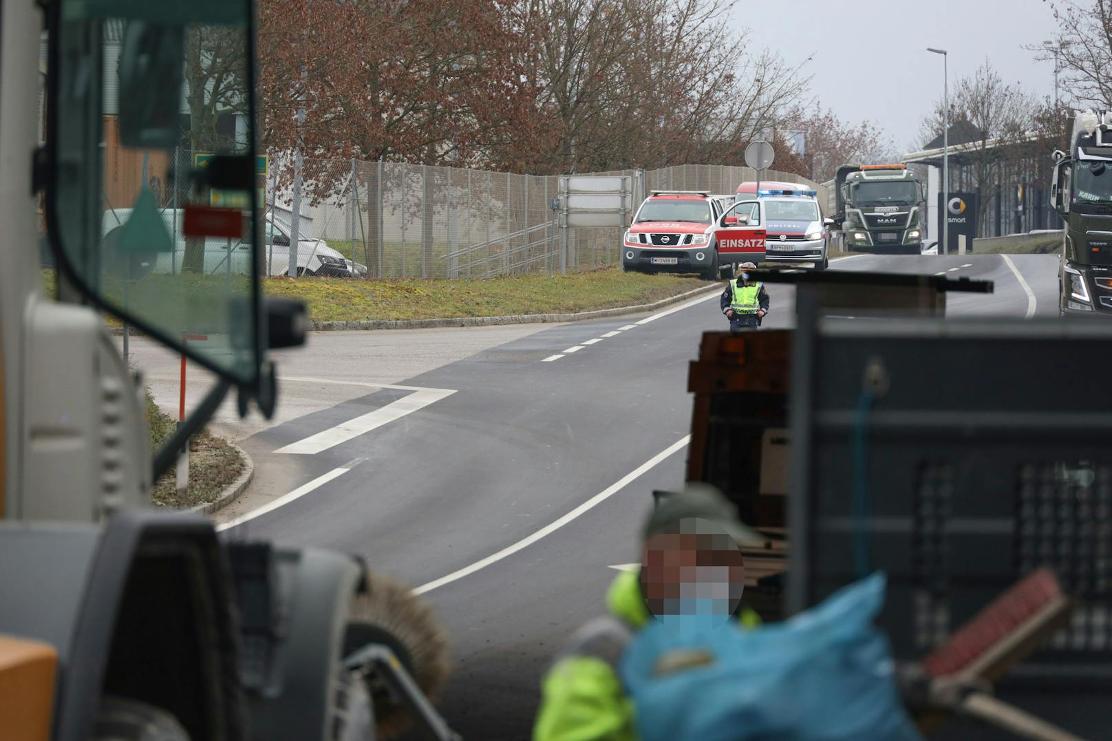 In Gunskirchen krachte ein Lkw gegen eine Unterführung