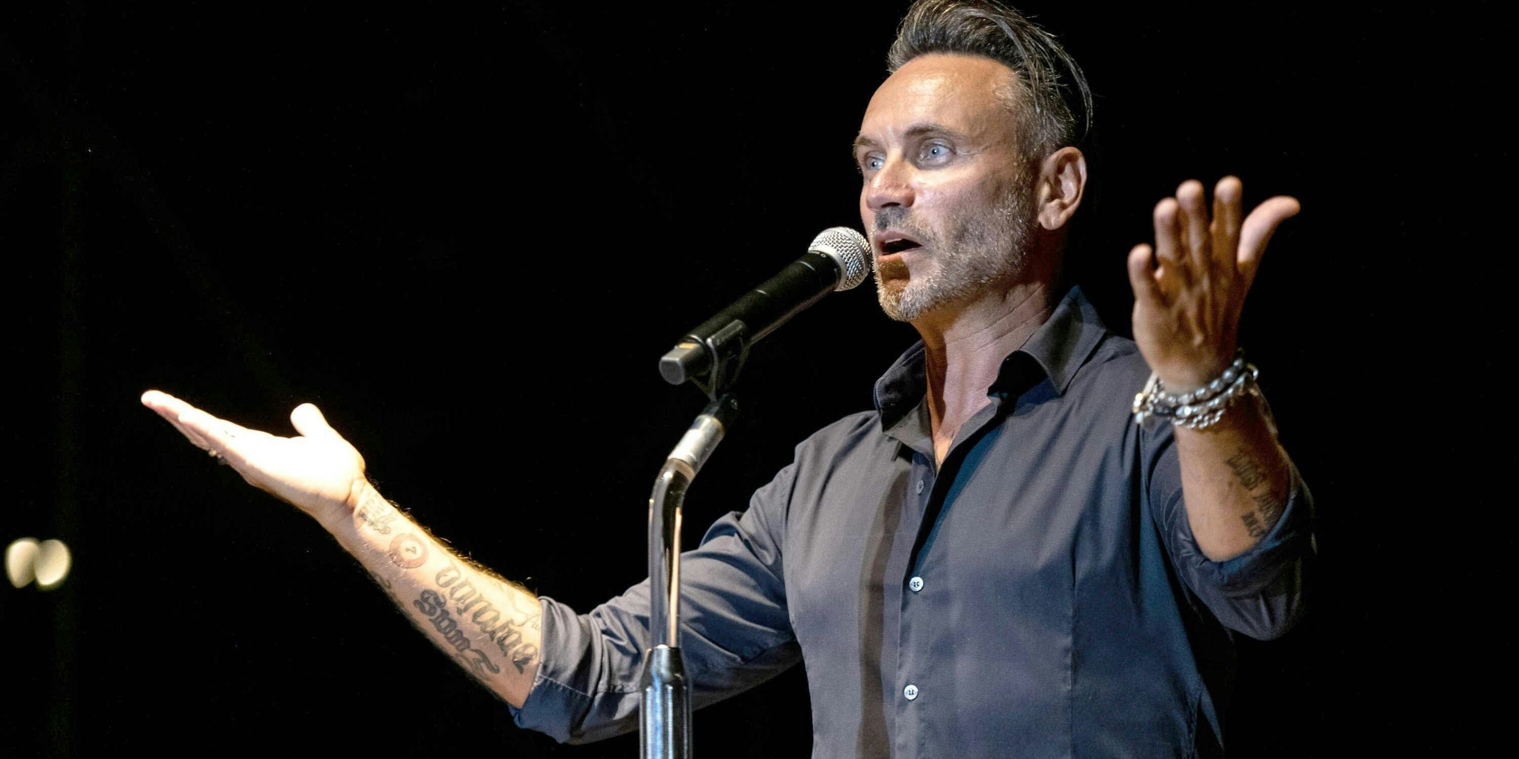 Der italienische Sänger Nek hatte einen Unfall.