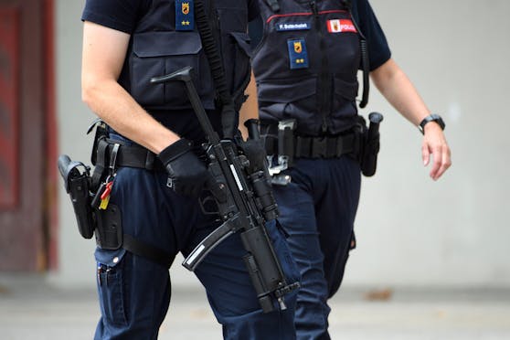Die Schweizer Polizei musste einen 20-Jährigen vom Dach holen. Dieser kündigte eine Bluttat an. (Symbolbild)