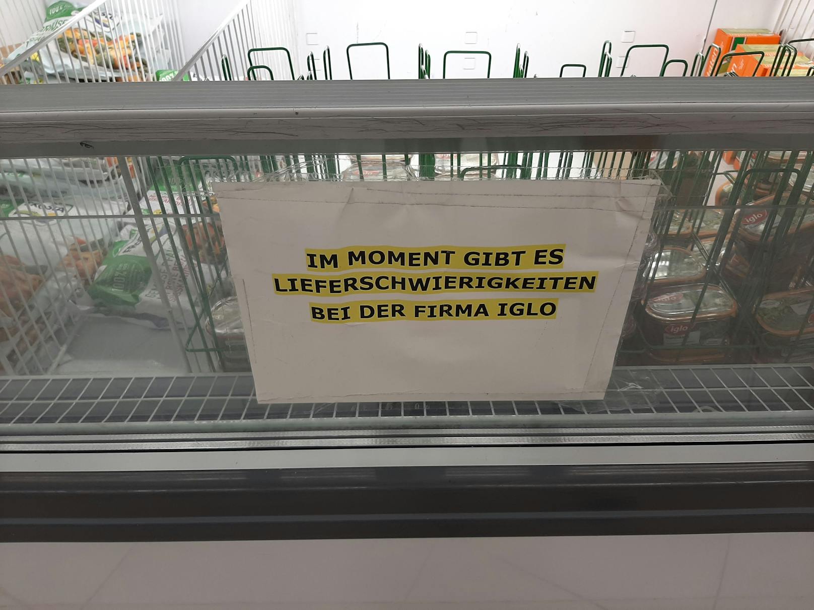 Die Regale in einem Supermarkt in Wien-Favoriten sind leer.