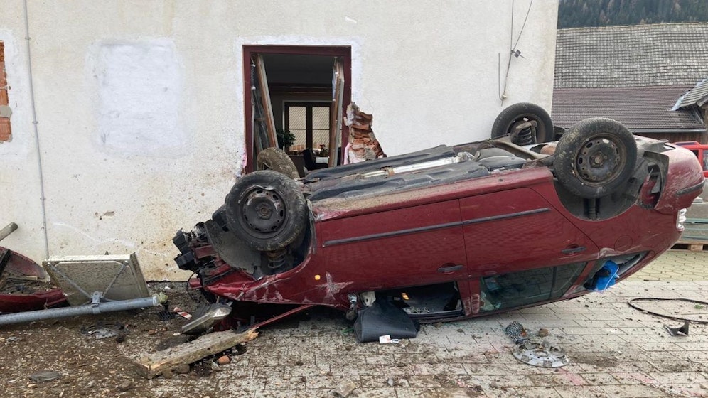 Zwölf Meter stürzte der Wagen im freien Fall in die Tiefe ehe er gegen ein Haus knallte