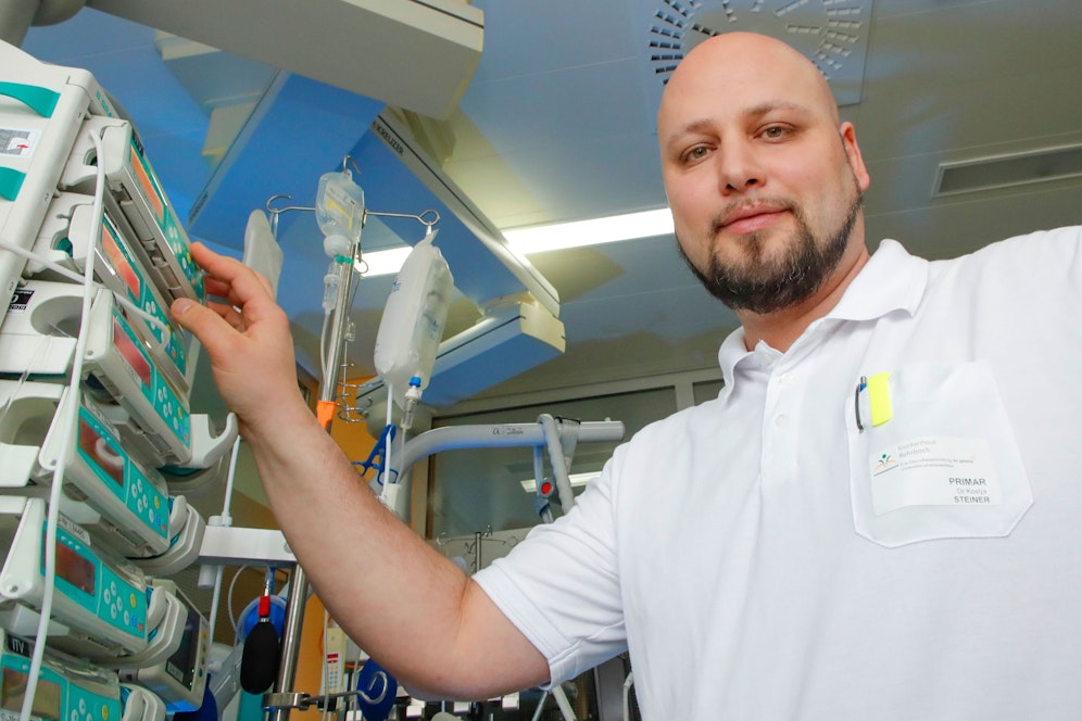Primar Kostja Steiner vom Landeskrankenhaus Rohrbach gibt Einblick in die Lage auf den Intensivstationen.
