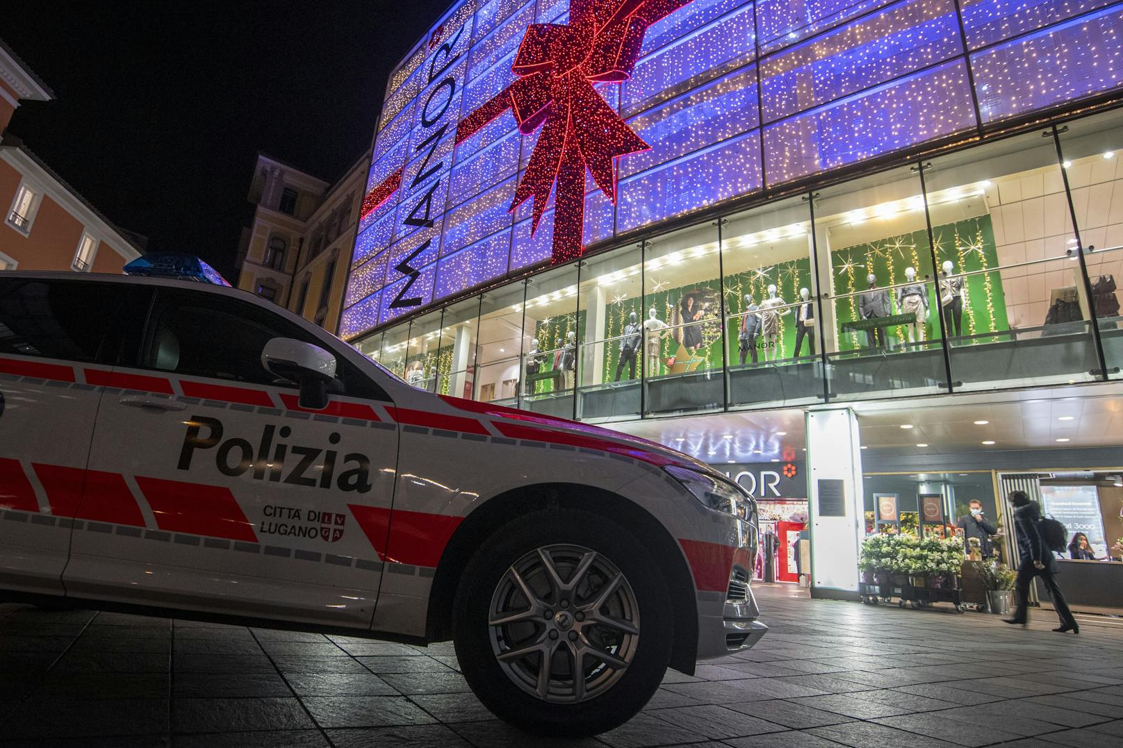 Die Schweizer Polizei ist nach einem Messerangriff in einem Einkaufszentrum in Lugano in Alarmbereitschaft