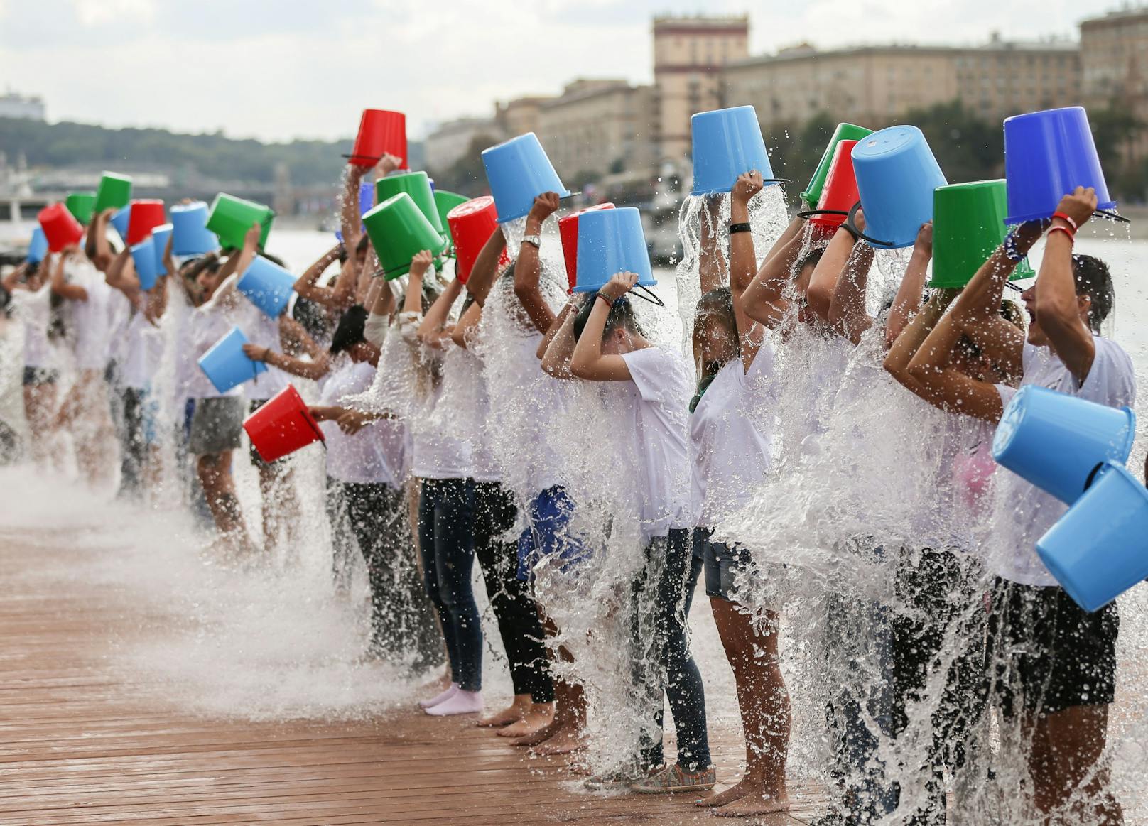 2014 schütteten sich weltweit Menschen Kübel voll mit eiskaltem Wasser über den Kopf.