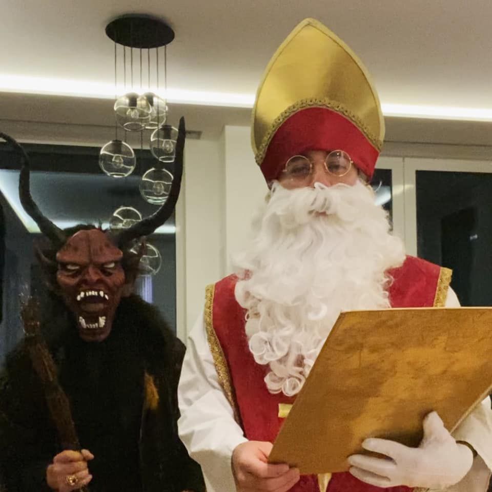 Karl Weixelbaumer und Pascal Kitzmüller kommen heuer per Video als Krampus und Nikolo zu den Kindern ins Haus.