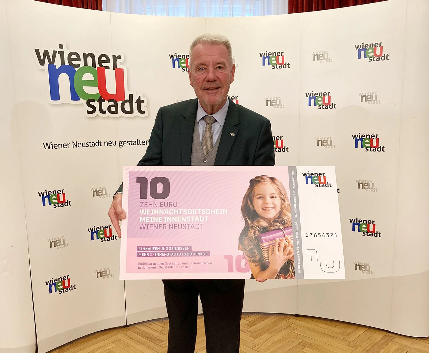 Bürgermeister Schneeberger präsentiert den Gutschein in überdimensionaler Form.