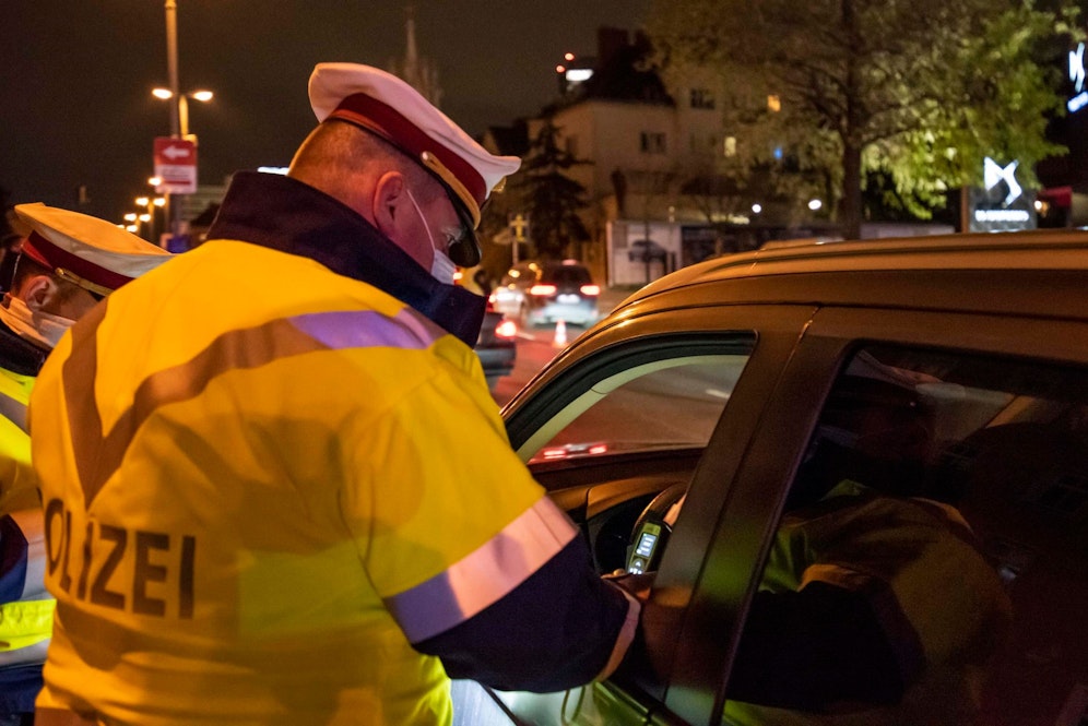 Vor so einer Verkehrskontrolle der Polizei flüchtete der 25-Jährige. (Symbolbild)