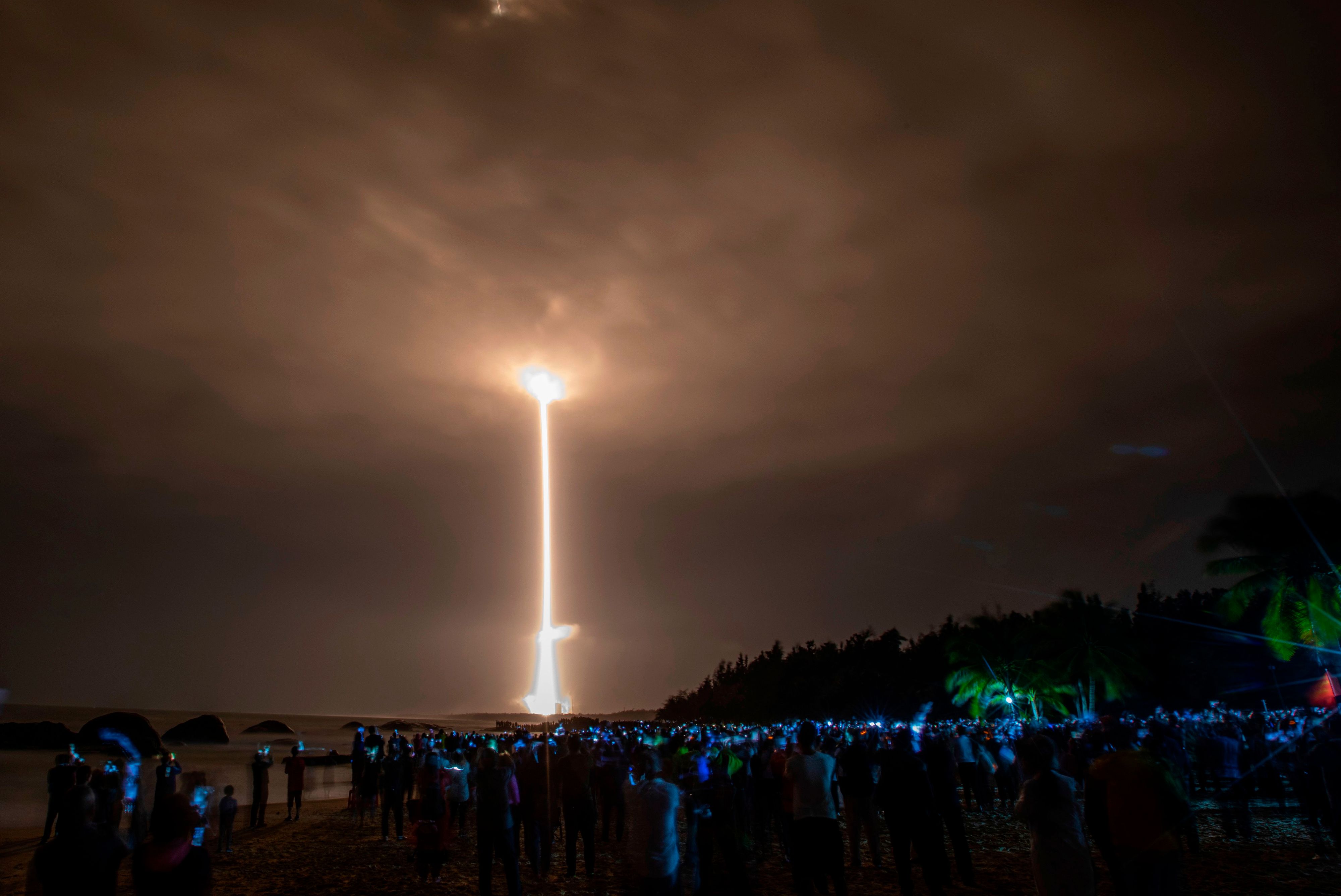 Download von www.picturedesk.com am 24.11.2020 (10:34).  TOPSHOT - A Long March 5 rocket carrying China's Chang'e-5 lunar probe launches from the Wenchang Space Center on China's southern Hainan Island on November 24, 2020, on a mission to bring back lunar rocks, the first attempt by any nation to retrieve samples from the moon in four decades. (Photo by STR / AFP) / China OUT - 20201124_PD0809 - Rechteinfo: Rights Managed (RM) Nur für redaktionelle Nutzung! Werbliche Nutzung erfordert Freigabe: bitte schicken Sie uns eine Anfrage.