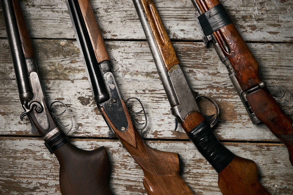 Die Polizei stellte Jagdgewehre sicher.