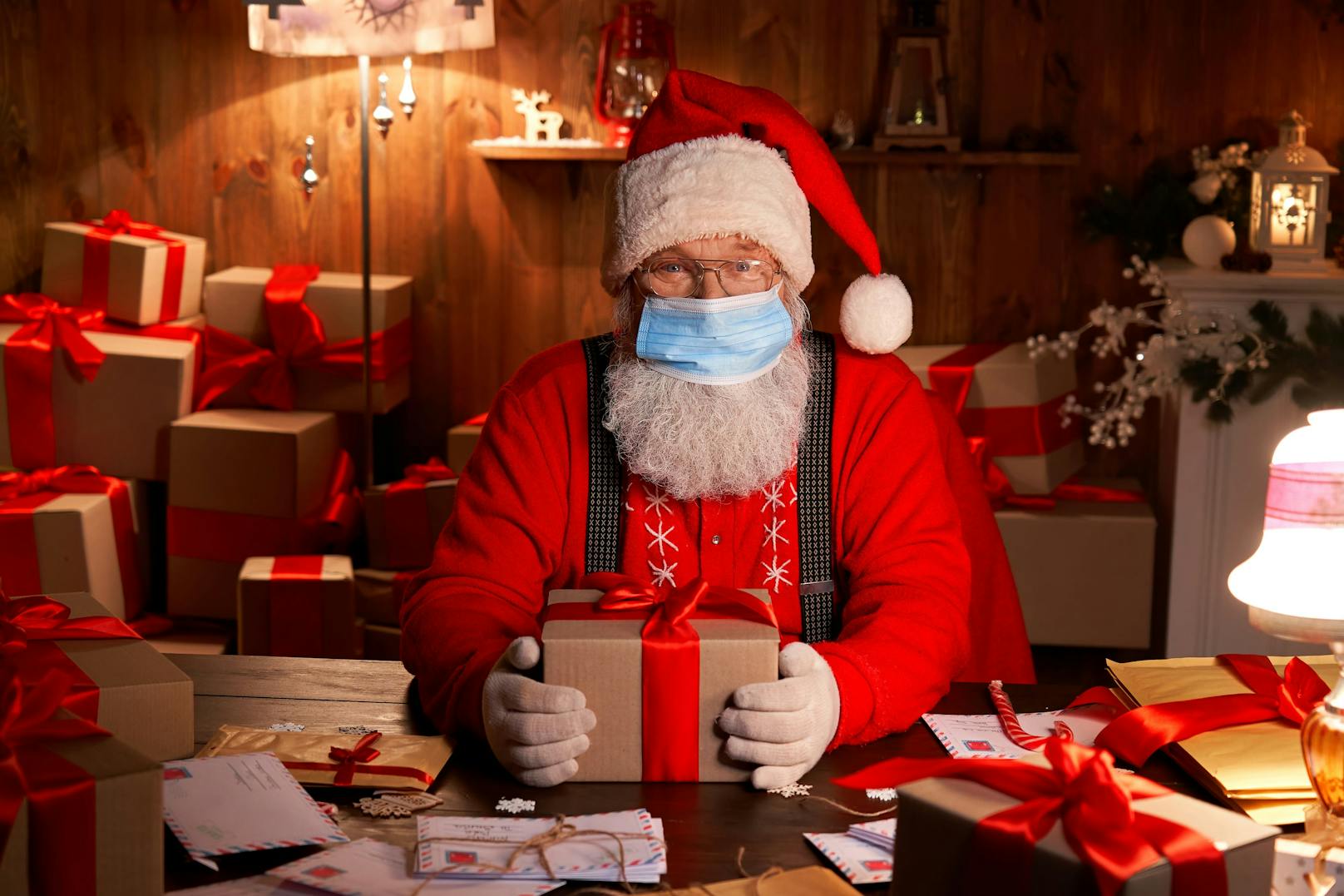 Der Weihnachtsmann kann und darf am 24. Dezember 2020 ungehindert Geschenke verteilen.