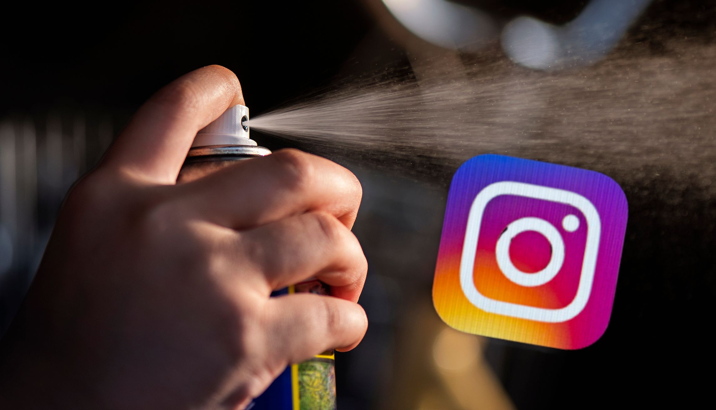 Symbolfoto und das Logo von Instagram.