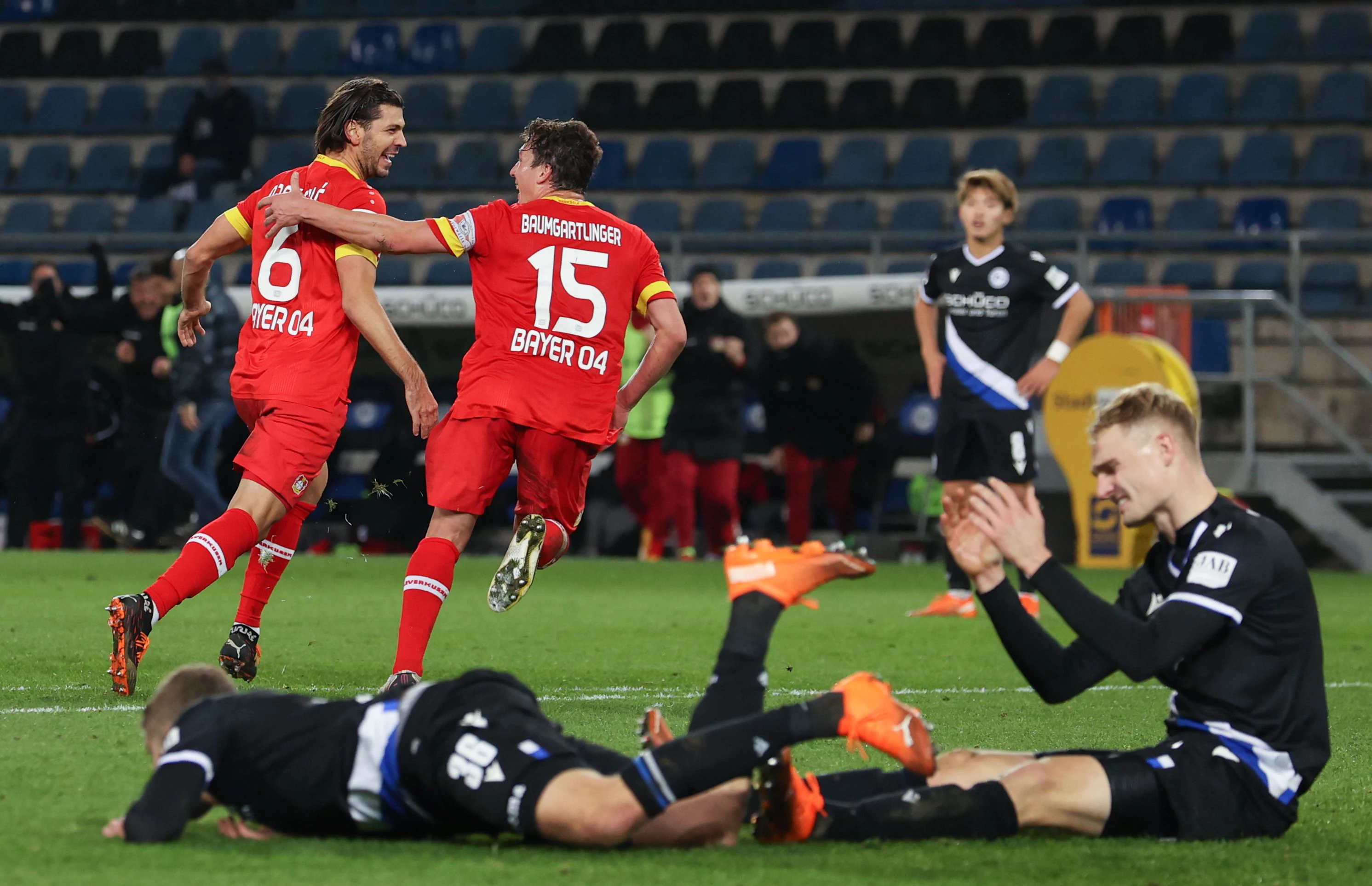 Aleksander Dragovic jubelt mit Julian Baumgartlinger über den späten Sieg in Bielefeld.