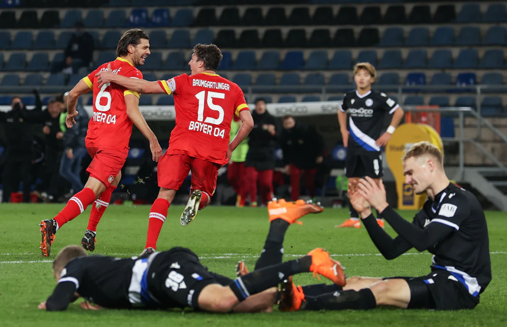Aleksander Dragovic jubelt mit Julian Baumgartlinger über den späten Sieg in Bielefeld.