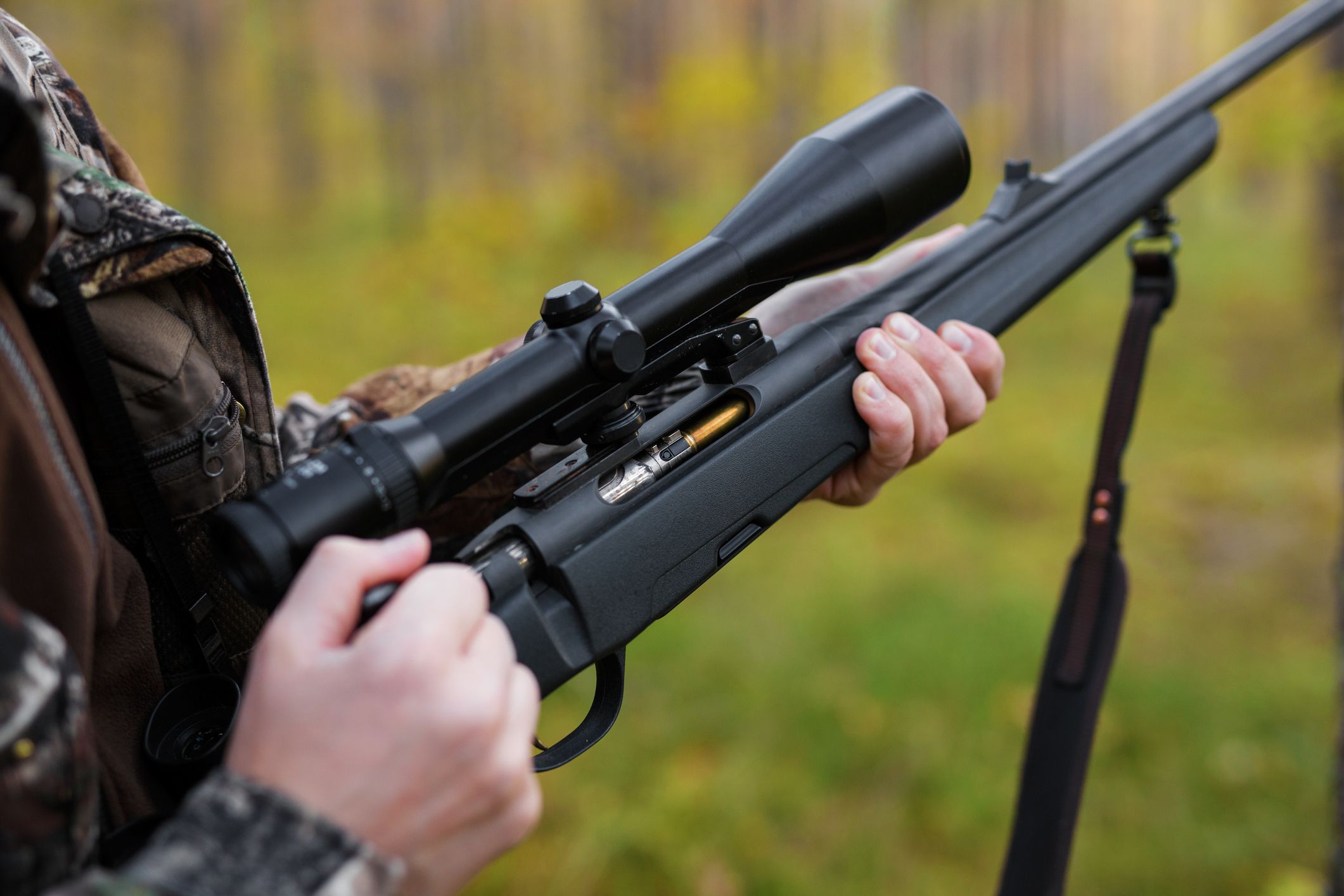 Ein junger Jäger macht sein Gewehr schussbereit. Symbolbild