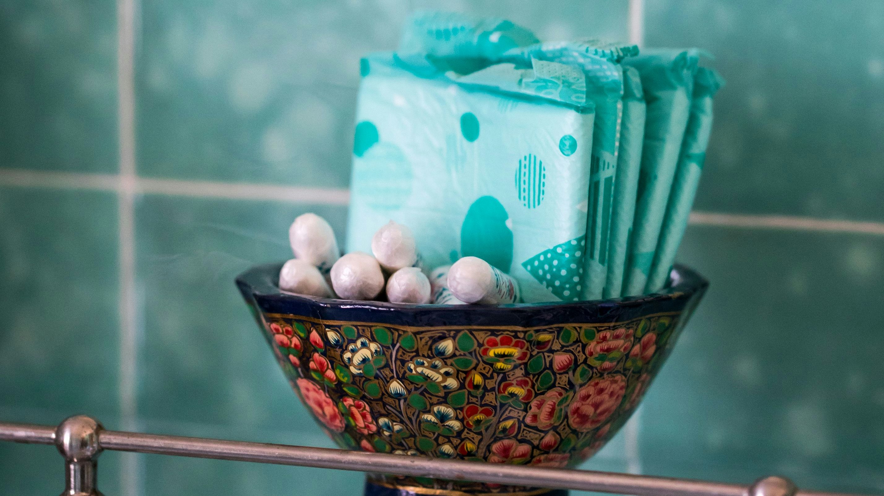 Schottland hat als erstes Land der Welt für einen freien Zugang zu Menstruationsprodukten gestimmt.