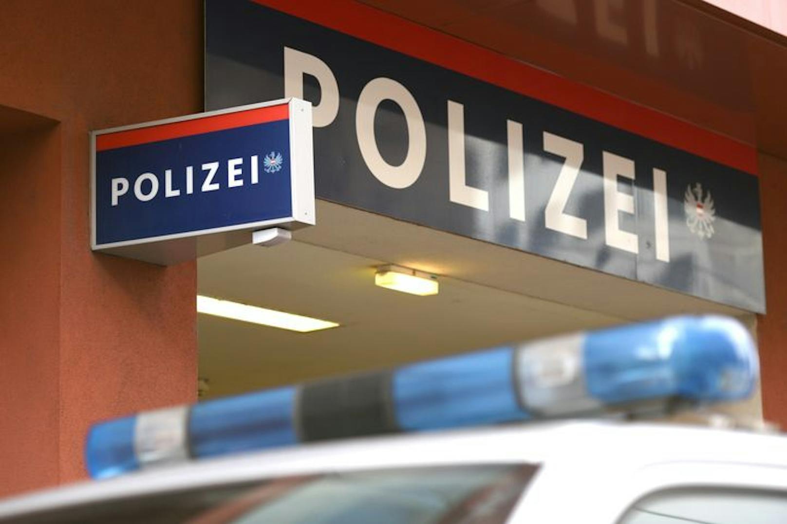 Die Polizei aus Freistadt sucht nun nach den beiden falschen Cops.