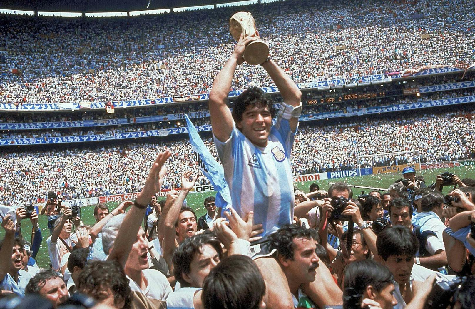 Maradona strahlt mit dem WM-Pokal um die Wette.