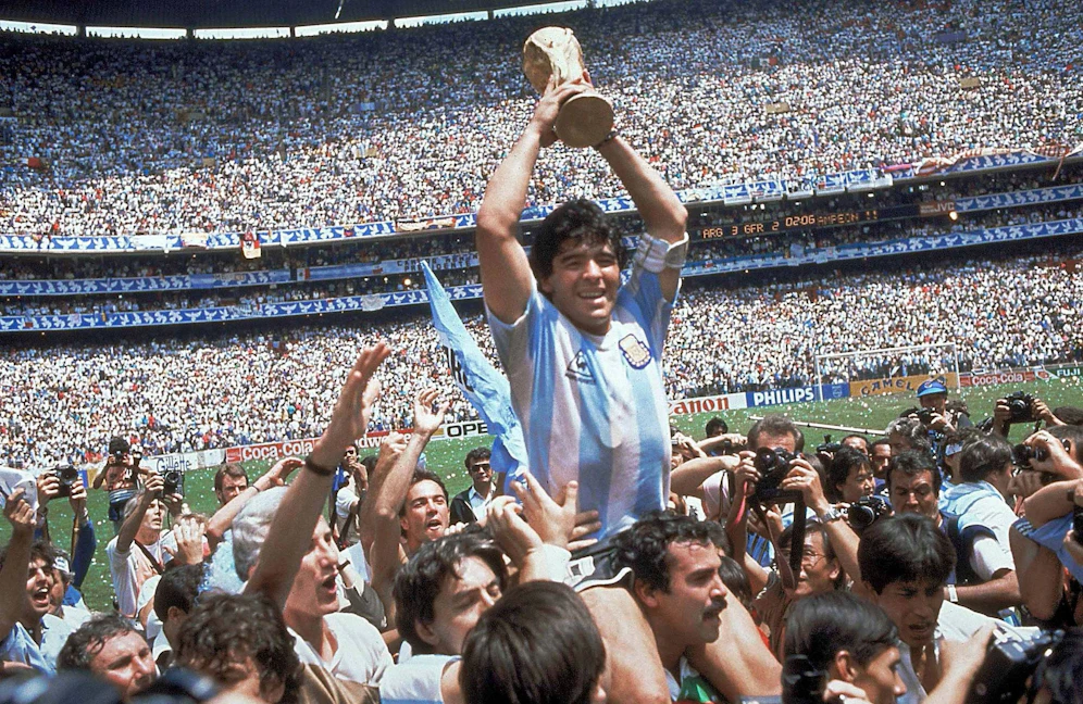 Maradona strahlte mit dem WM-Pokal um die Wette.
