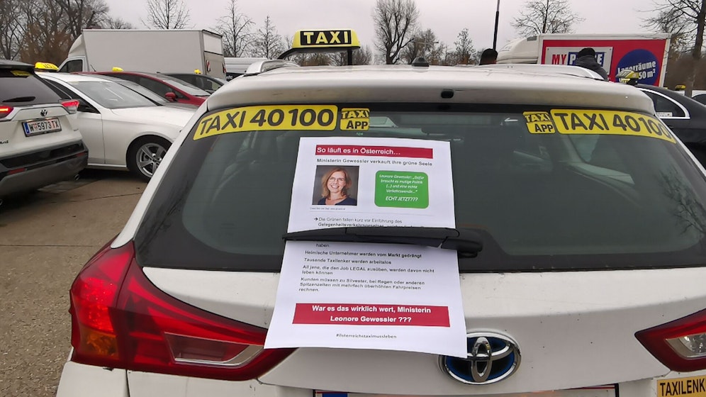 Die Wiener Taxler gegen auf die Grüne Klima-Ministerin los.