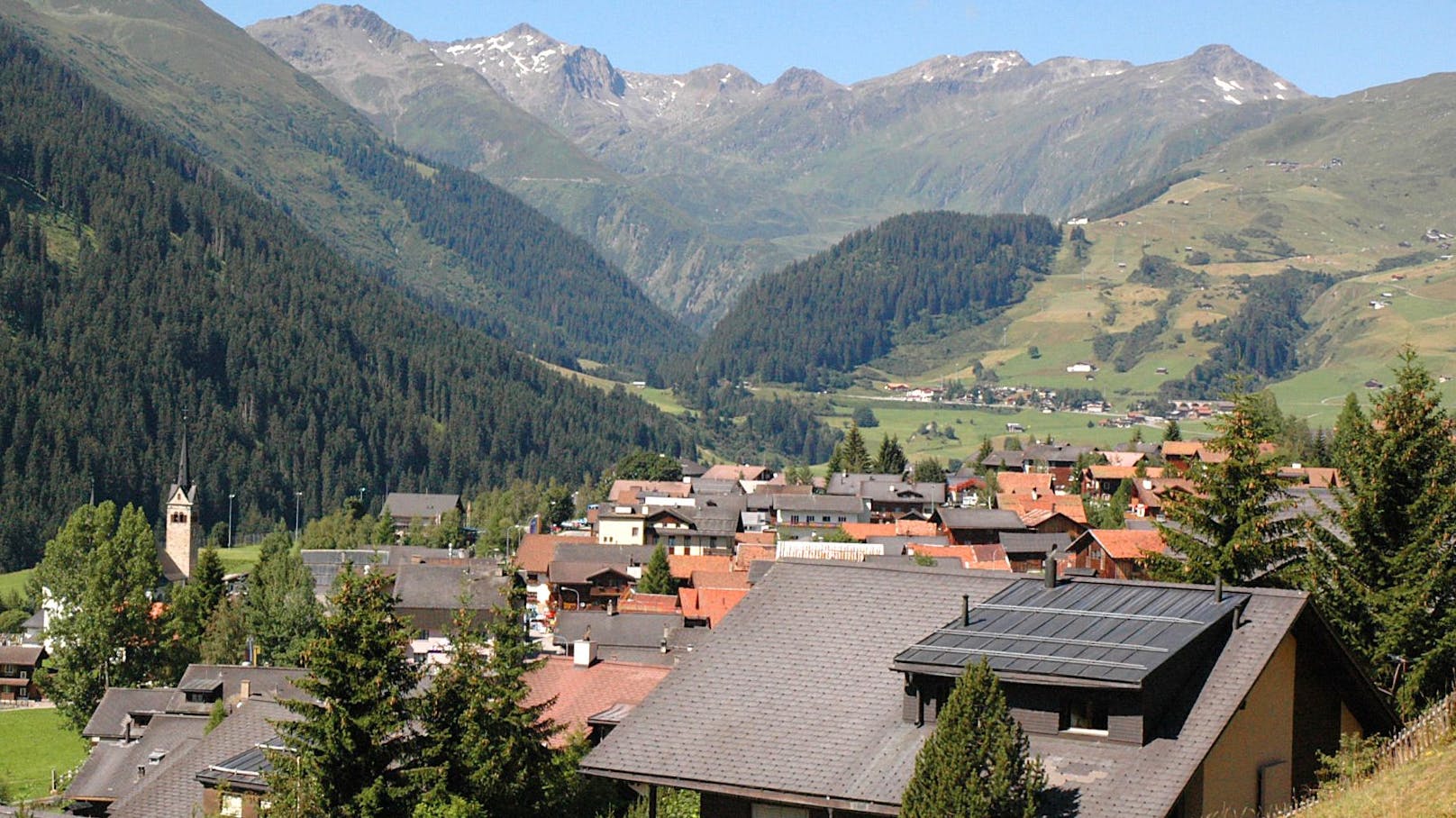 Die Schweizer Gemeinde Sedrun im Sommer